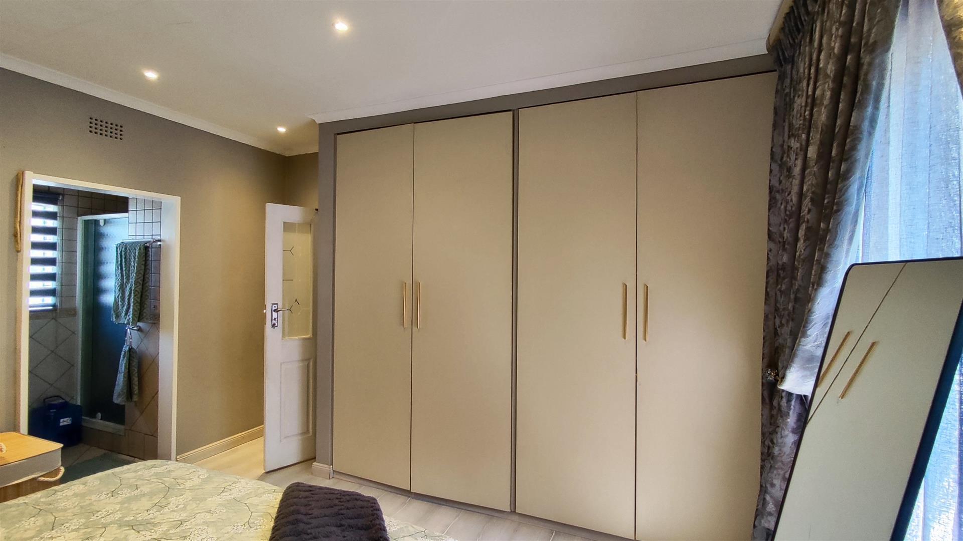 Main Bedroom - 14 square meters of property in Weltevreden Park