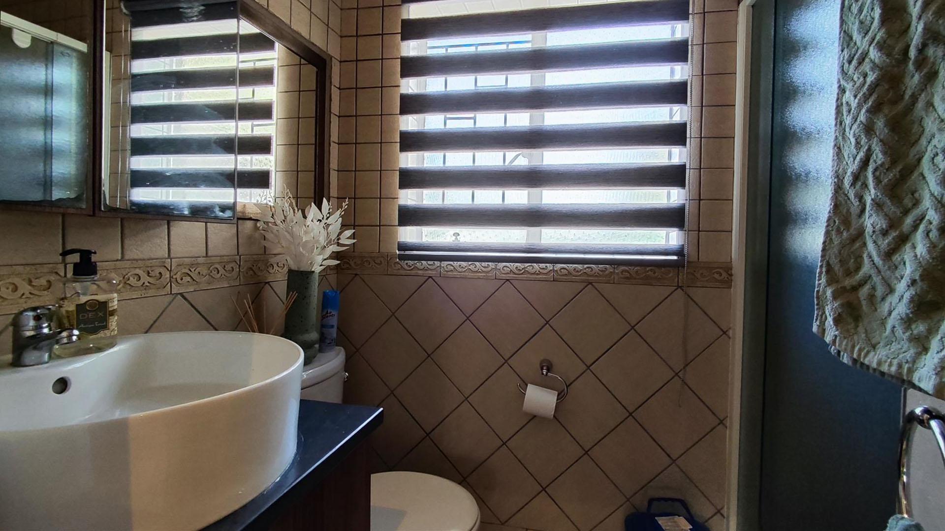 Main Bathroom - 4 square meters of property in Weltevreden Park