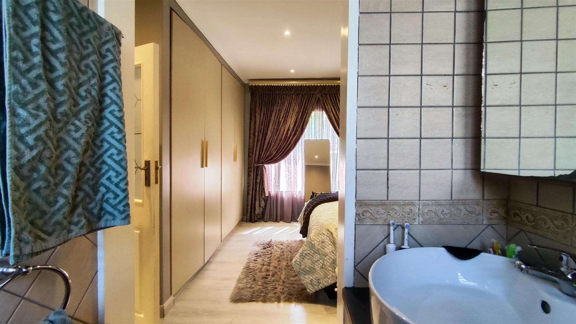 Main Bathroom - 4 square meters of property in Weltevreden Park