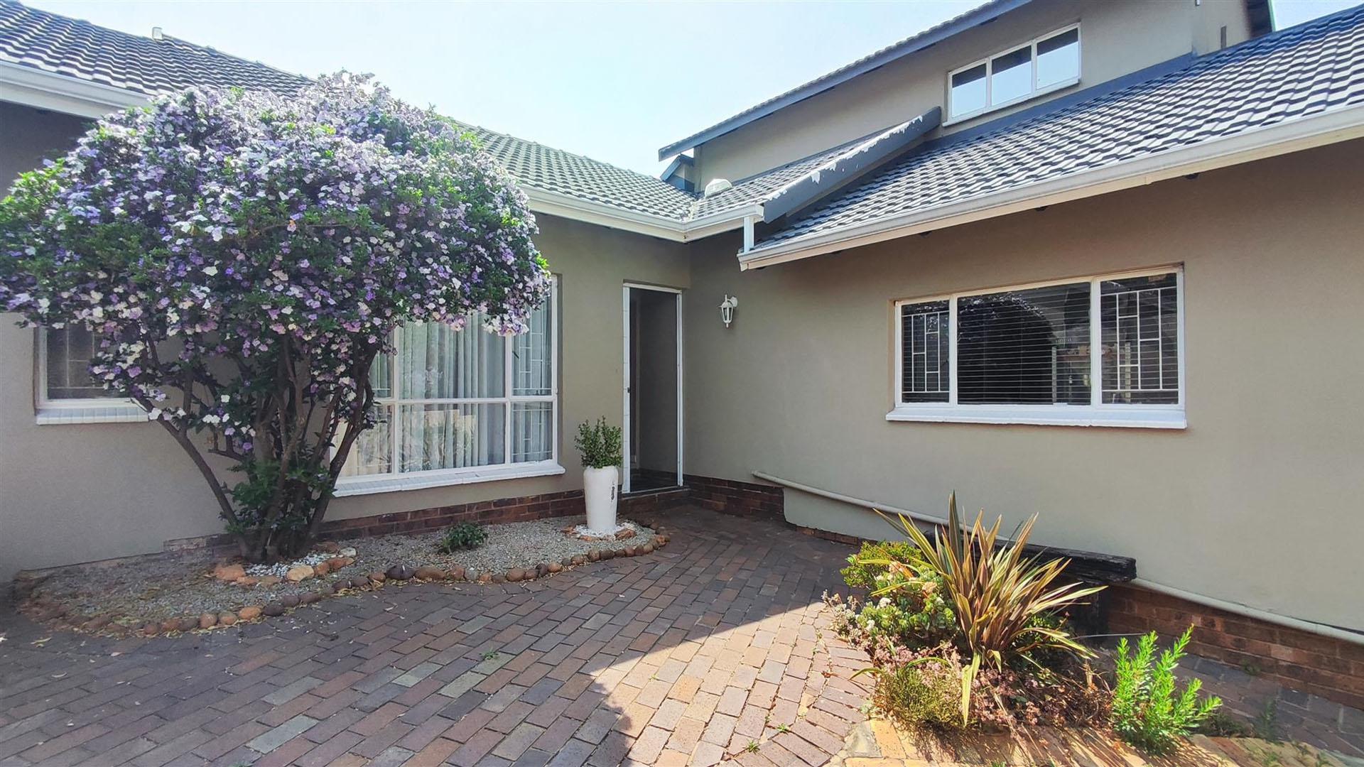 Front View of property in Weltevreden Park
