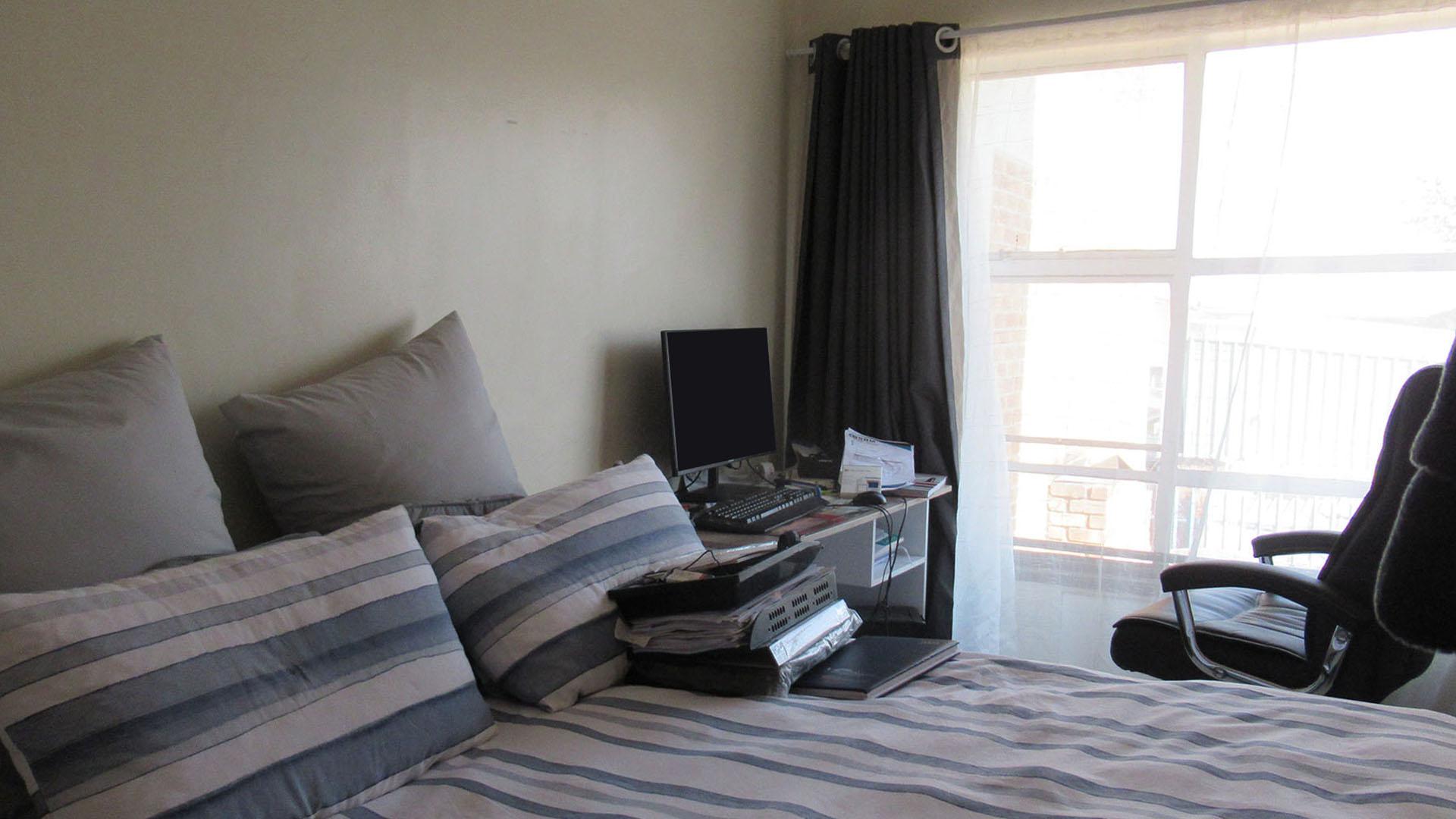Bed Room 1 - 11 square meters of property in Alberton