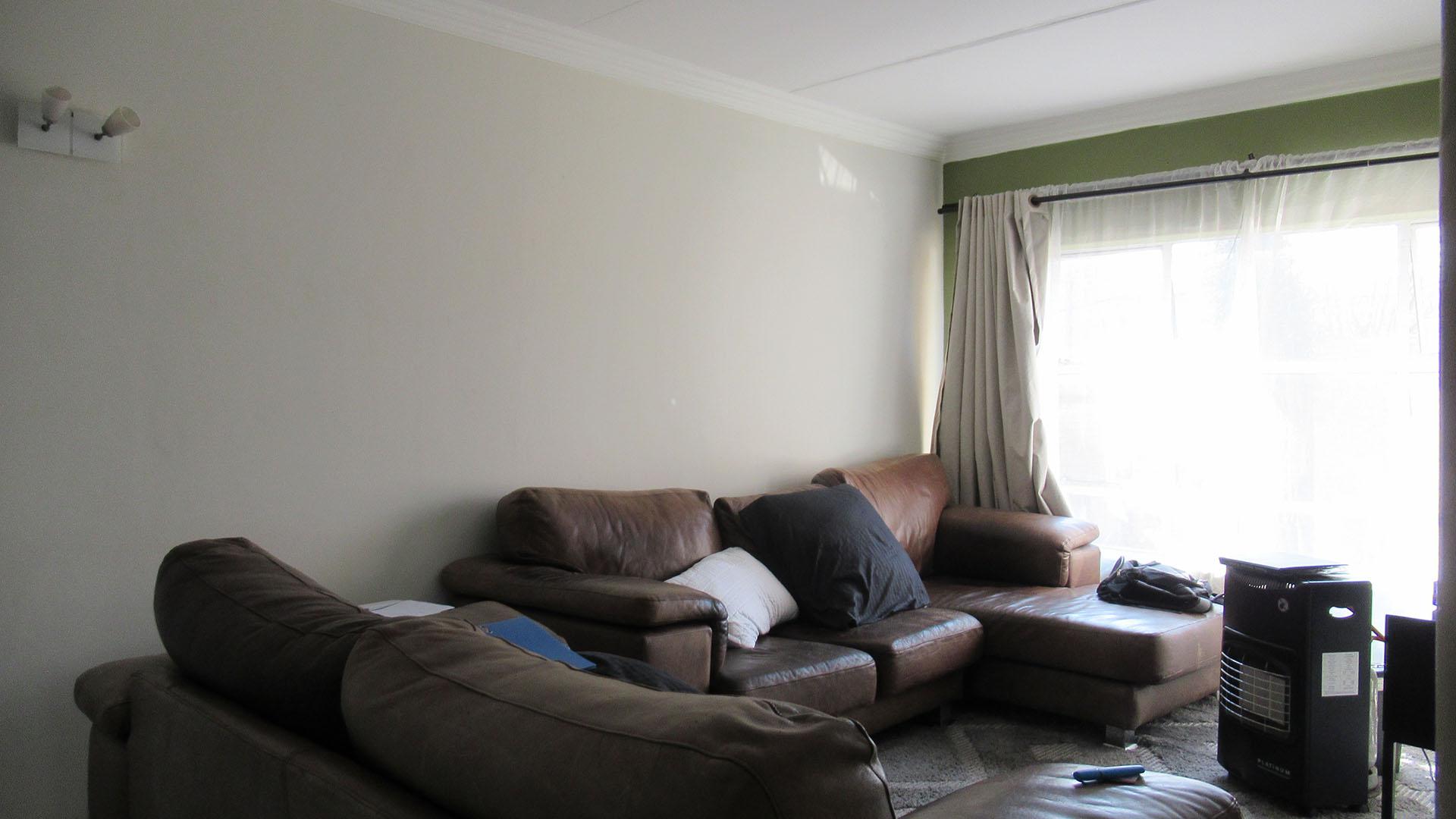Lounges - 17 square meters of property in Alberton