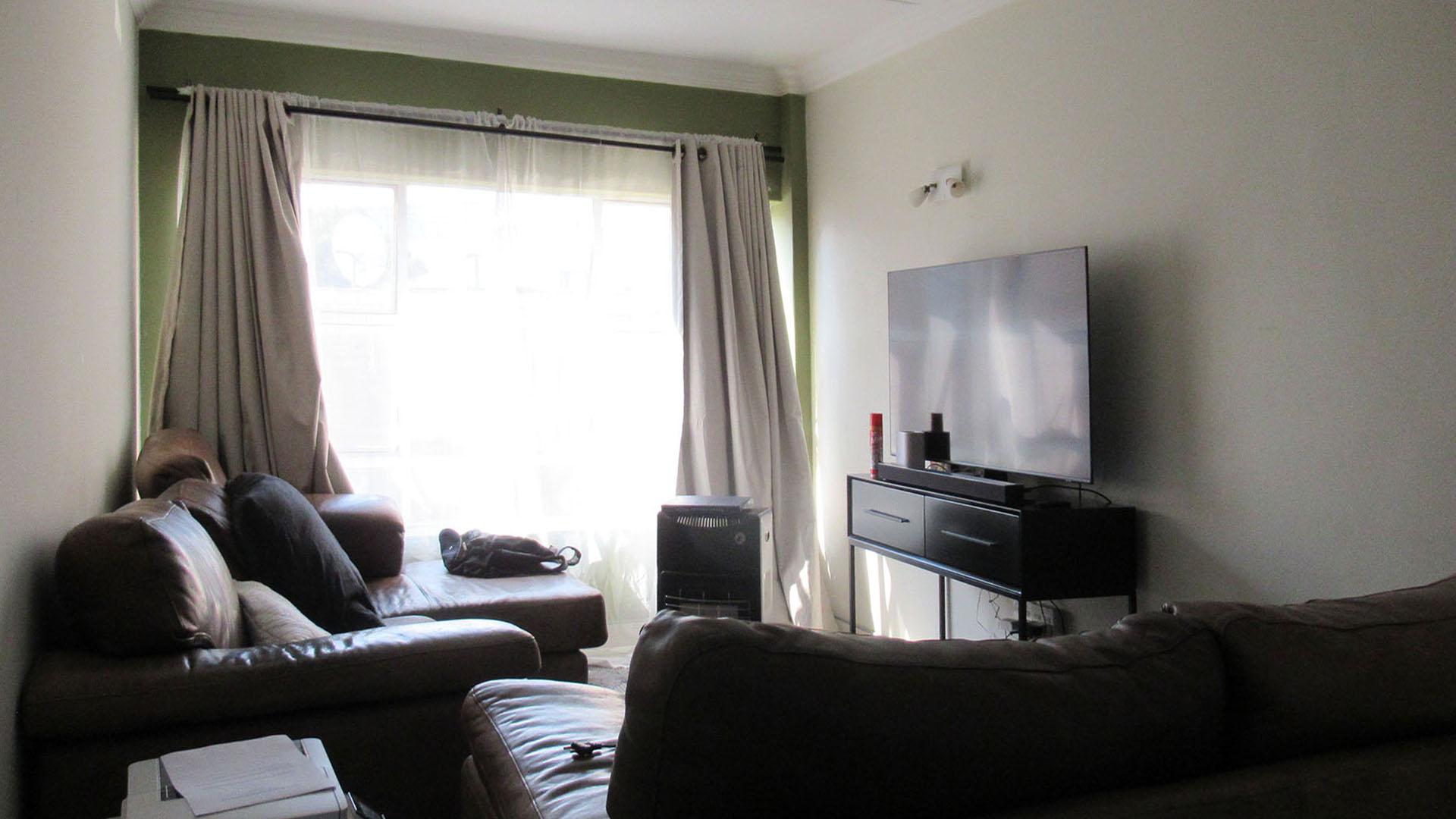 Lounges - 17 square meters of property in Alberton