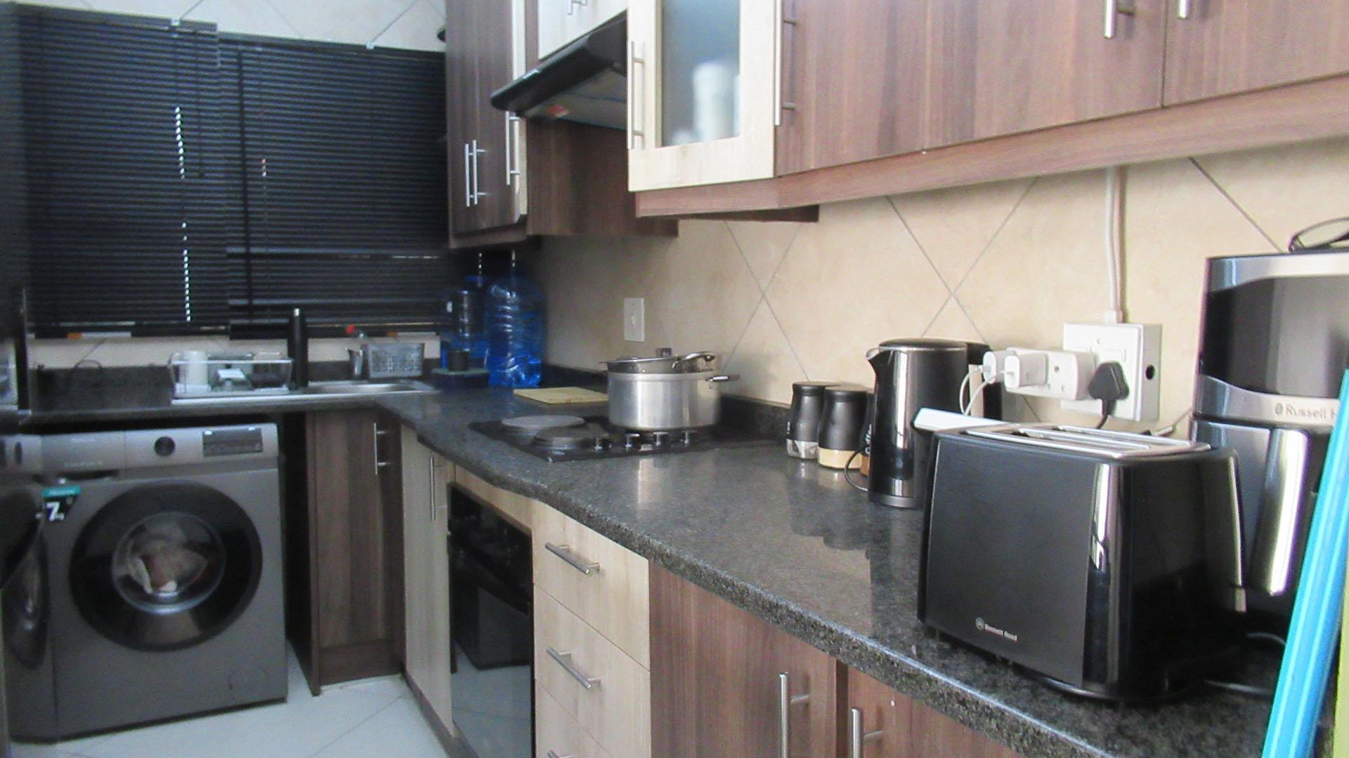 Kitchen - 9 square meters of property in Alberton