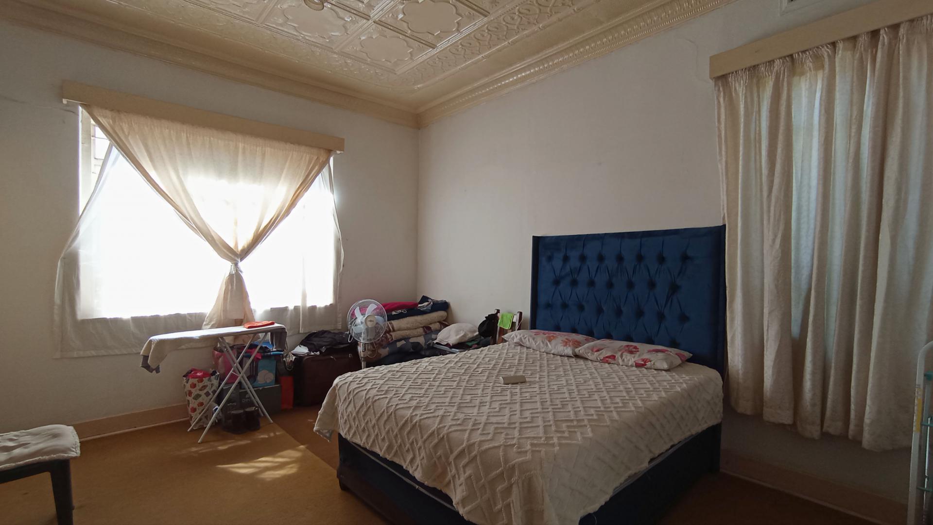 Bed Room 1 - 23 square meters of property in Bezuidenhout Valley