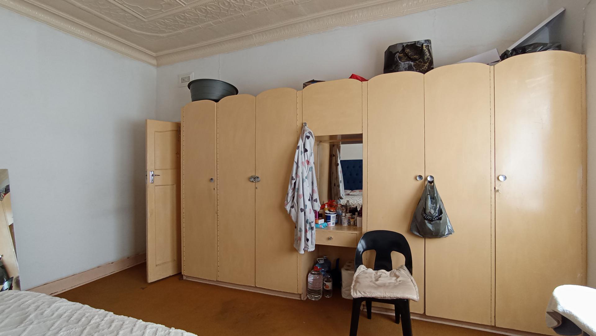 Bed Room 1 - 23 square meters of property in Bezuidenhout Valley