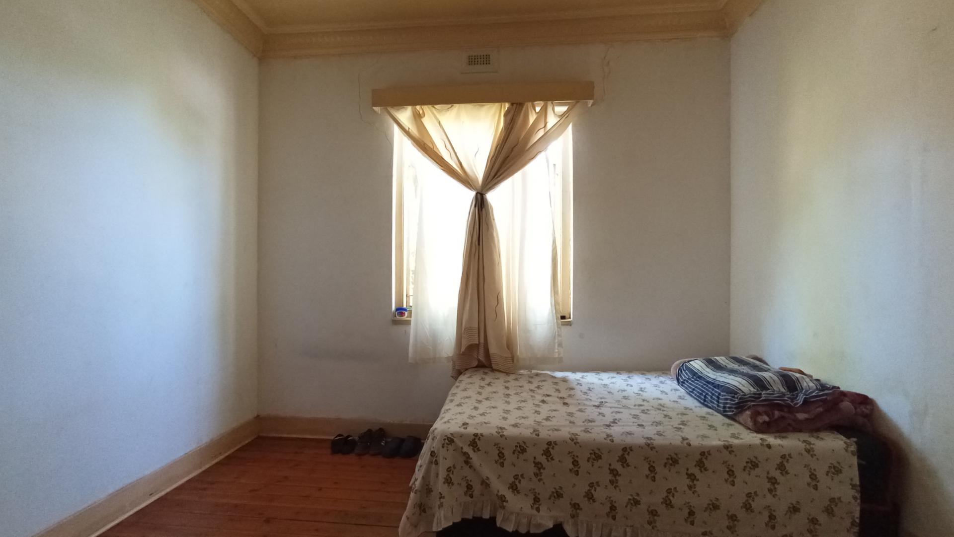 Bed Room 2 - 16 square meters of property in Bezuidenhout Valley