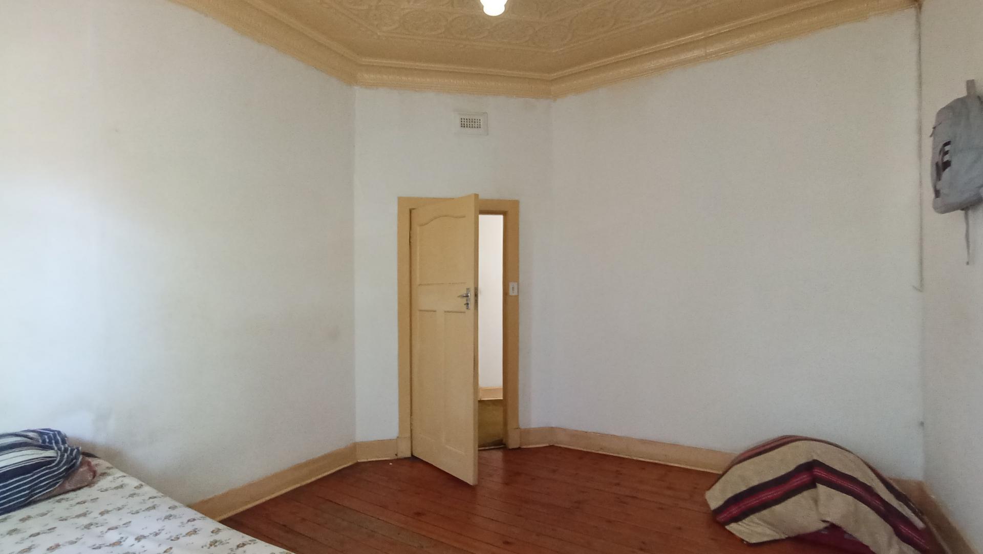 Bed Room 2 - 16 square meters of property in Bezuidenhout Valley