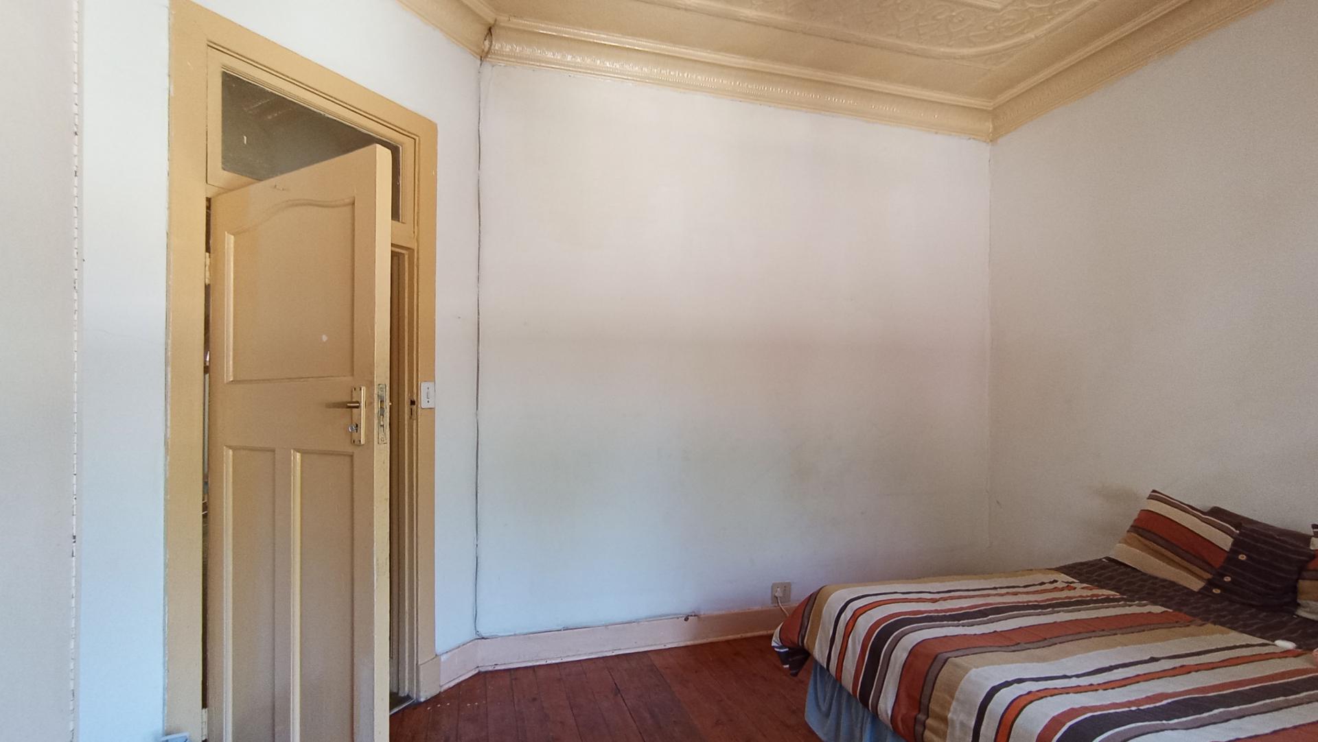 Bed Room 3 - 16 square meters of property in Bezuidenhout Valley