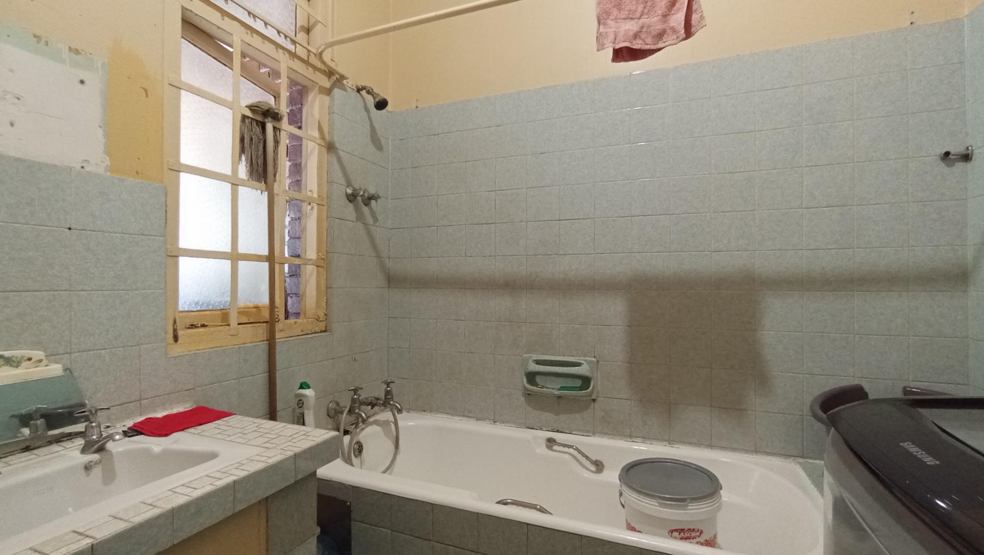 Bathroom 1 - 8 square meters of property in Bezuidenhout Valley