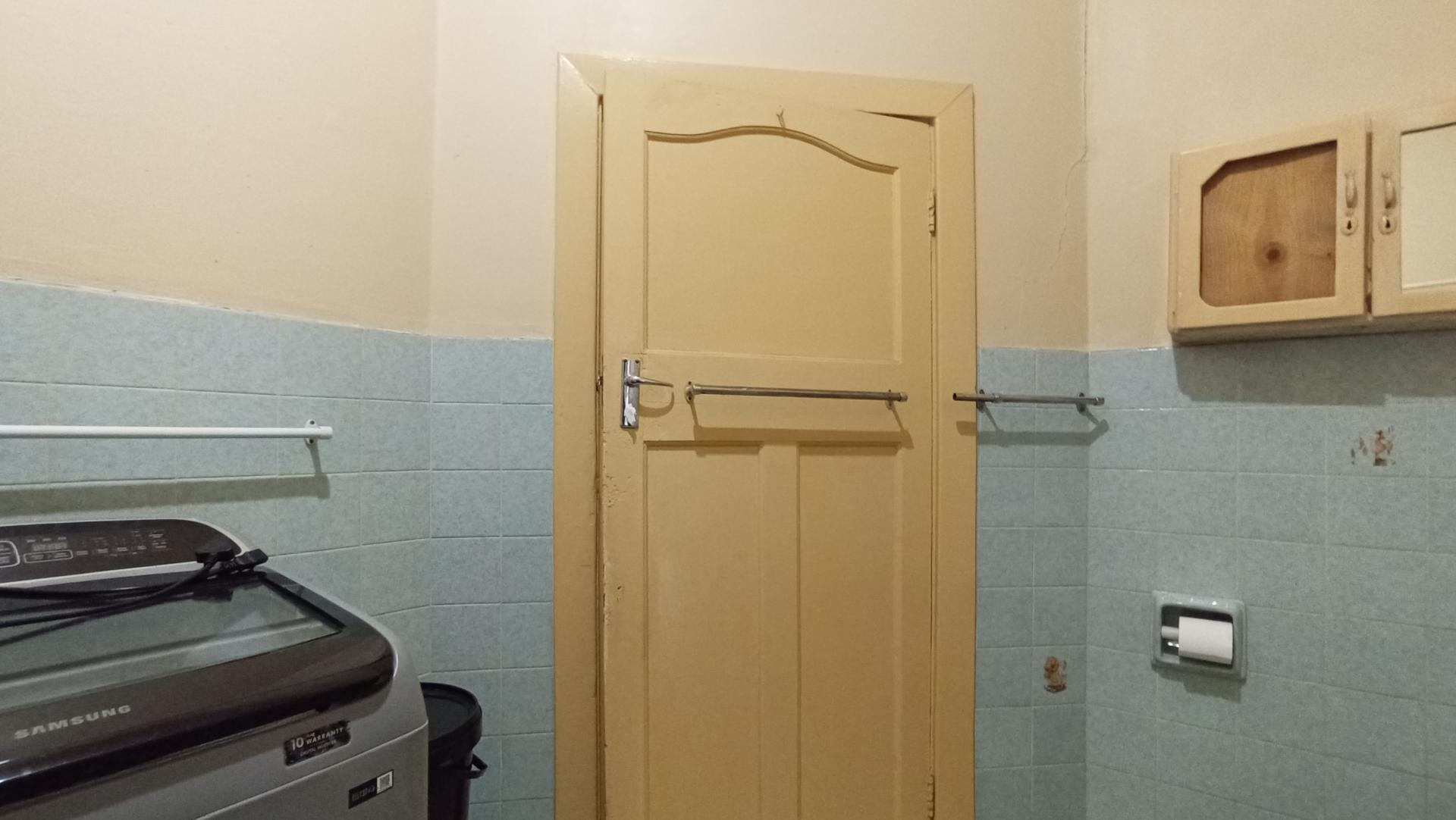 Bathroom 1 - 8 square meters of property in Bezuidenhout Valley