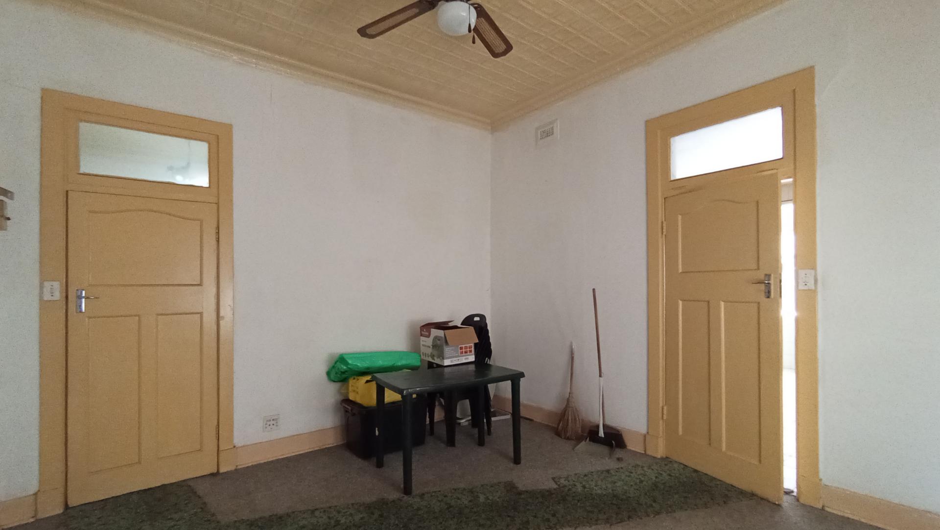 Dining Room - 15 square meters of property in Bezuidenhout Valley