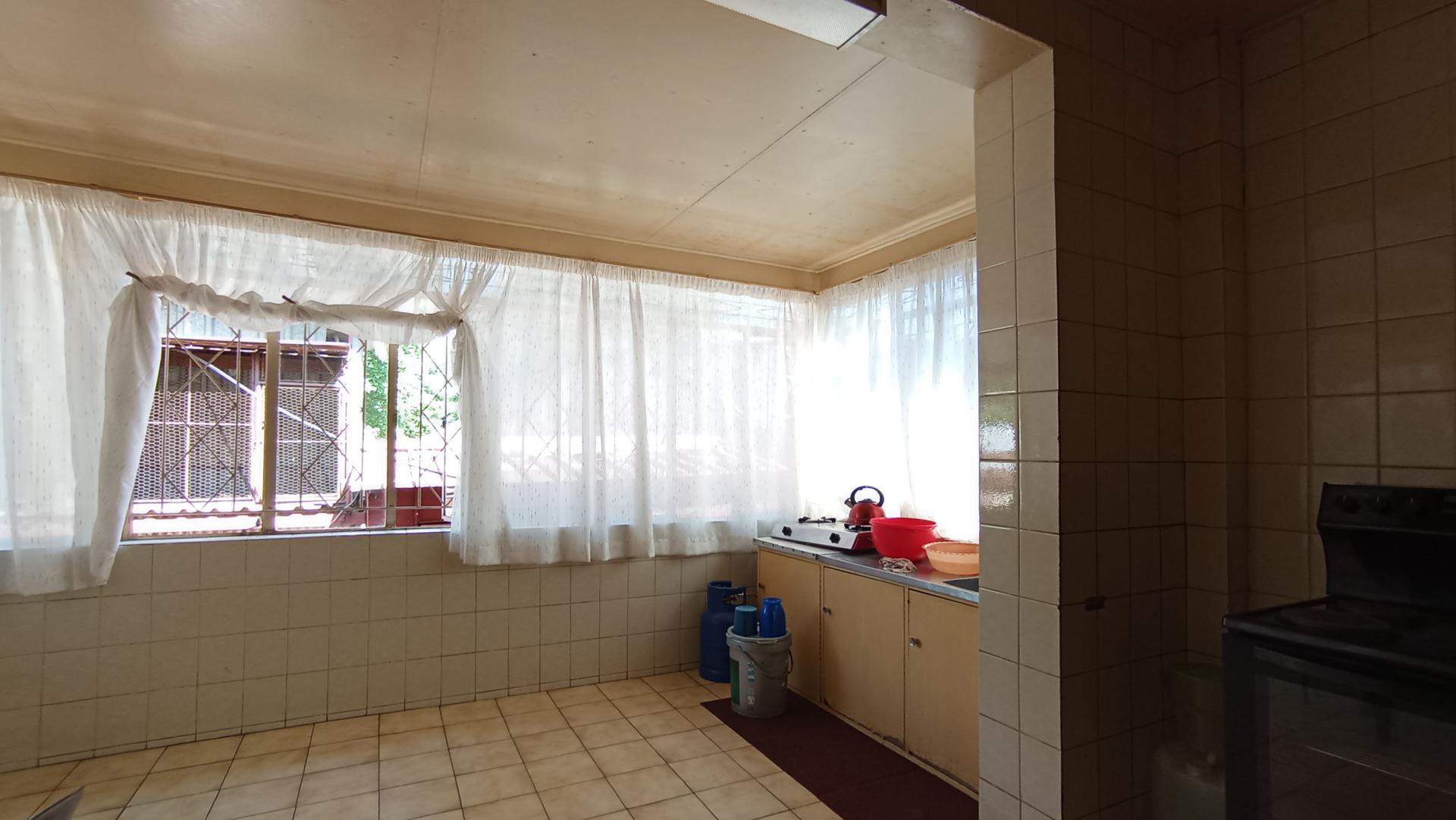 Kitchen - 21 square meters of property in Bezuidenhout Valley