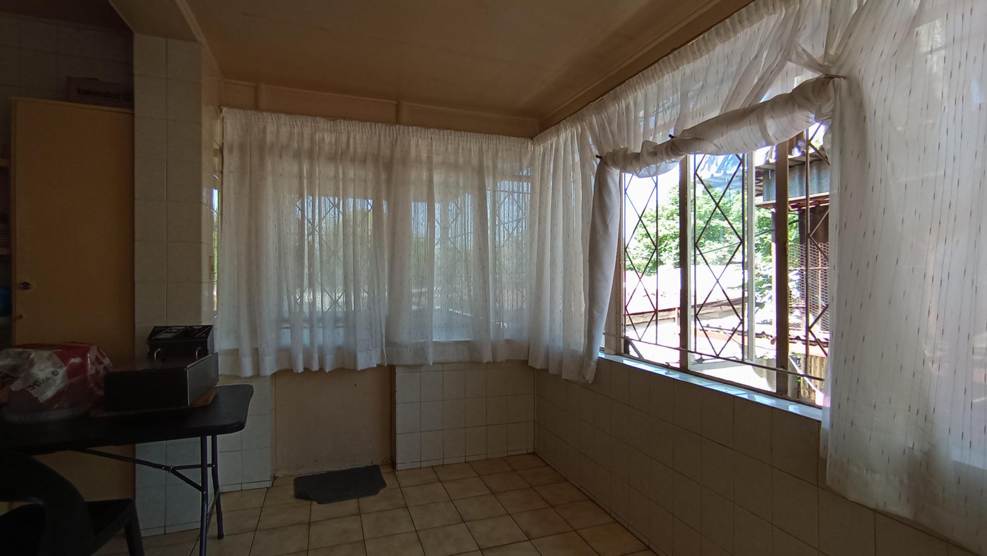 Kitchen - 21 square meters of property in Bezuidenhout Valley