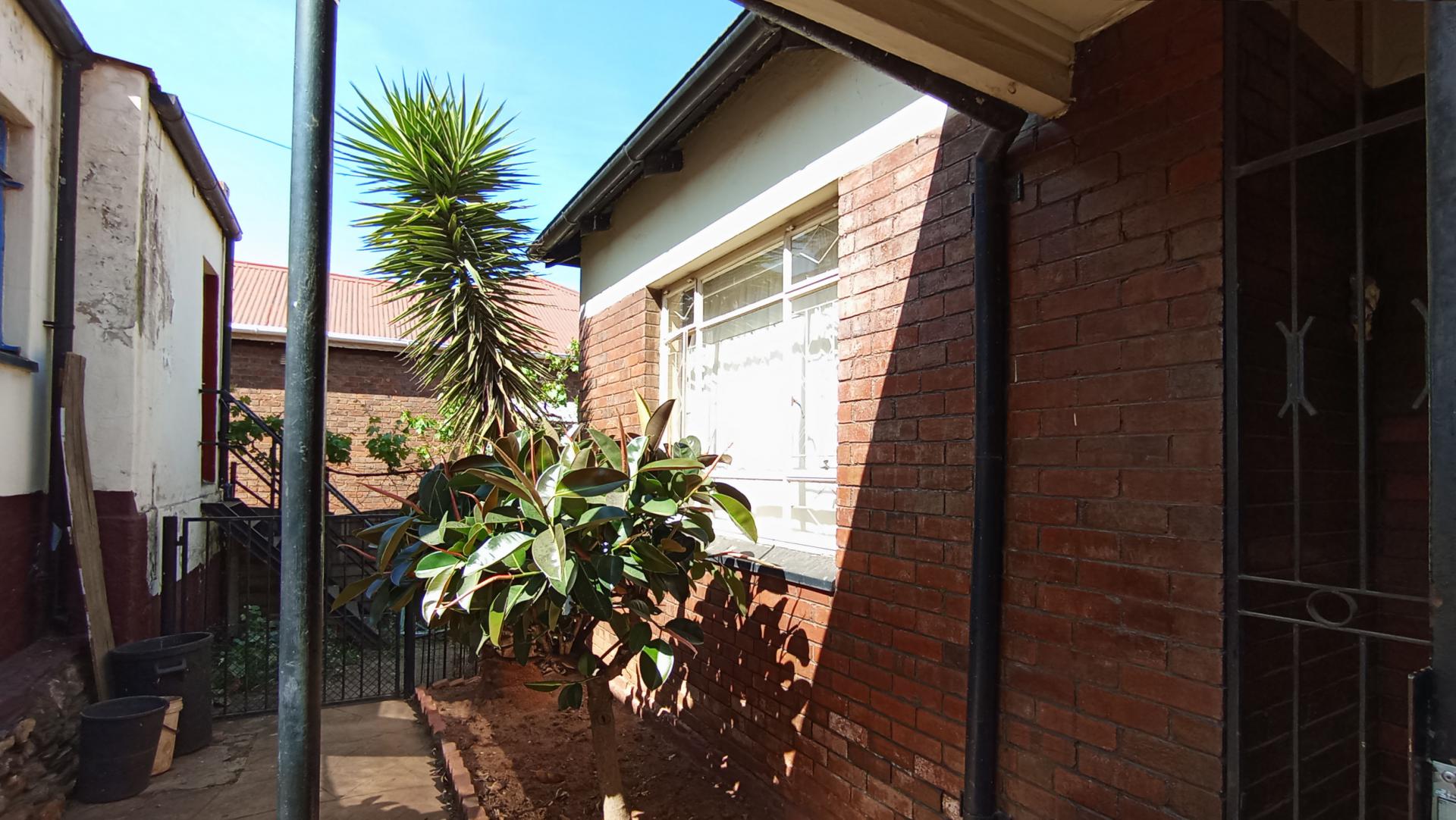 Front View of property in Bezuidenhout Valley