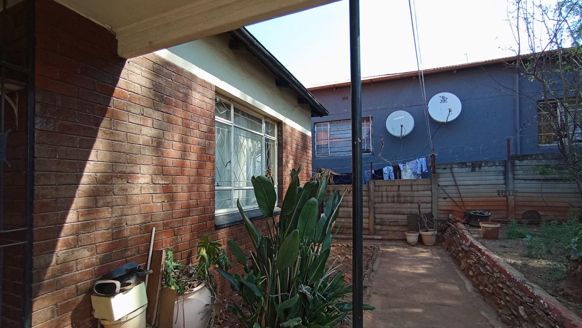 Front View of property in Bezuidenhout Valley