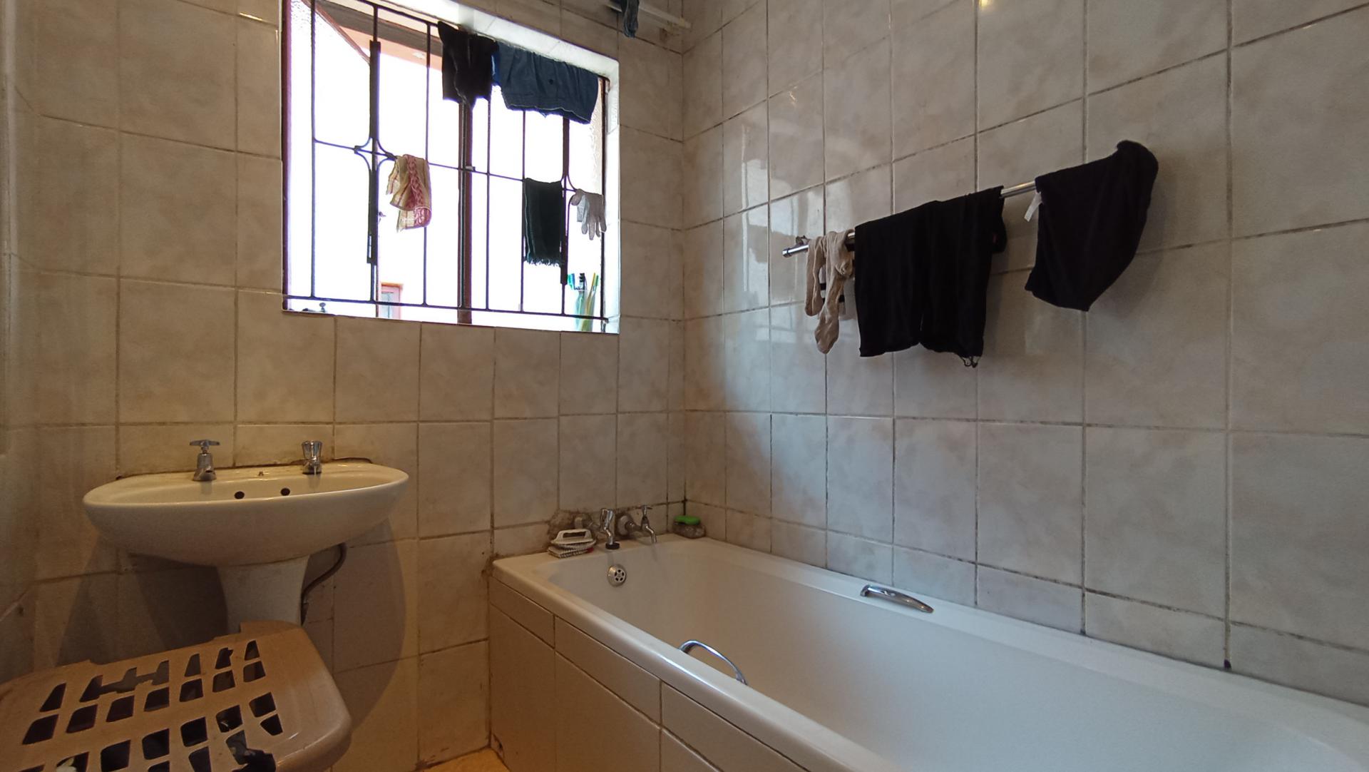 Bathroom 1 - 10 square meters of property in Kaalfontein
