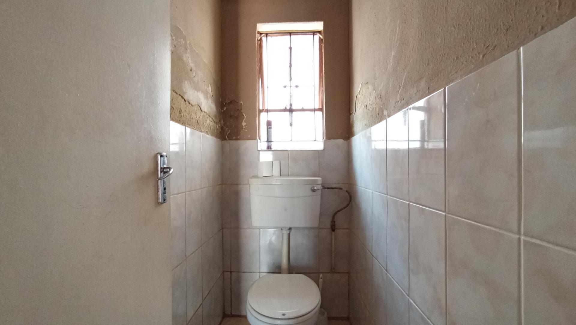 Bathroom 2 - 2 square meters of property in Kaalfontein