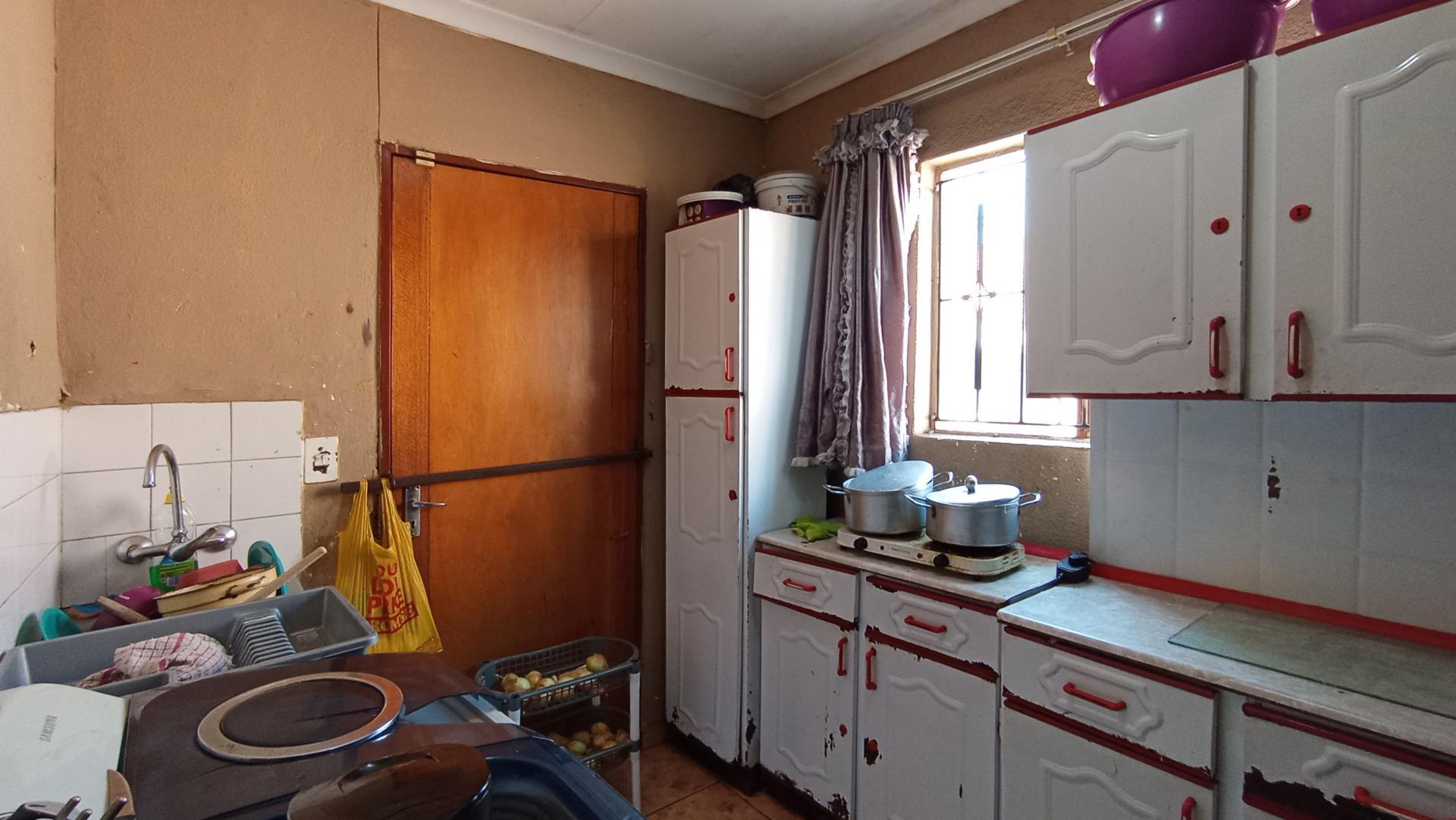 Kitchen - 8 square meters of property in Kaalfontein