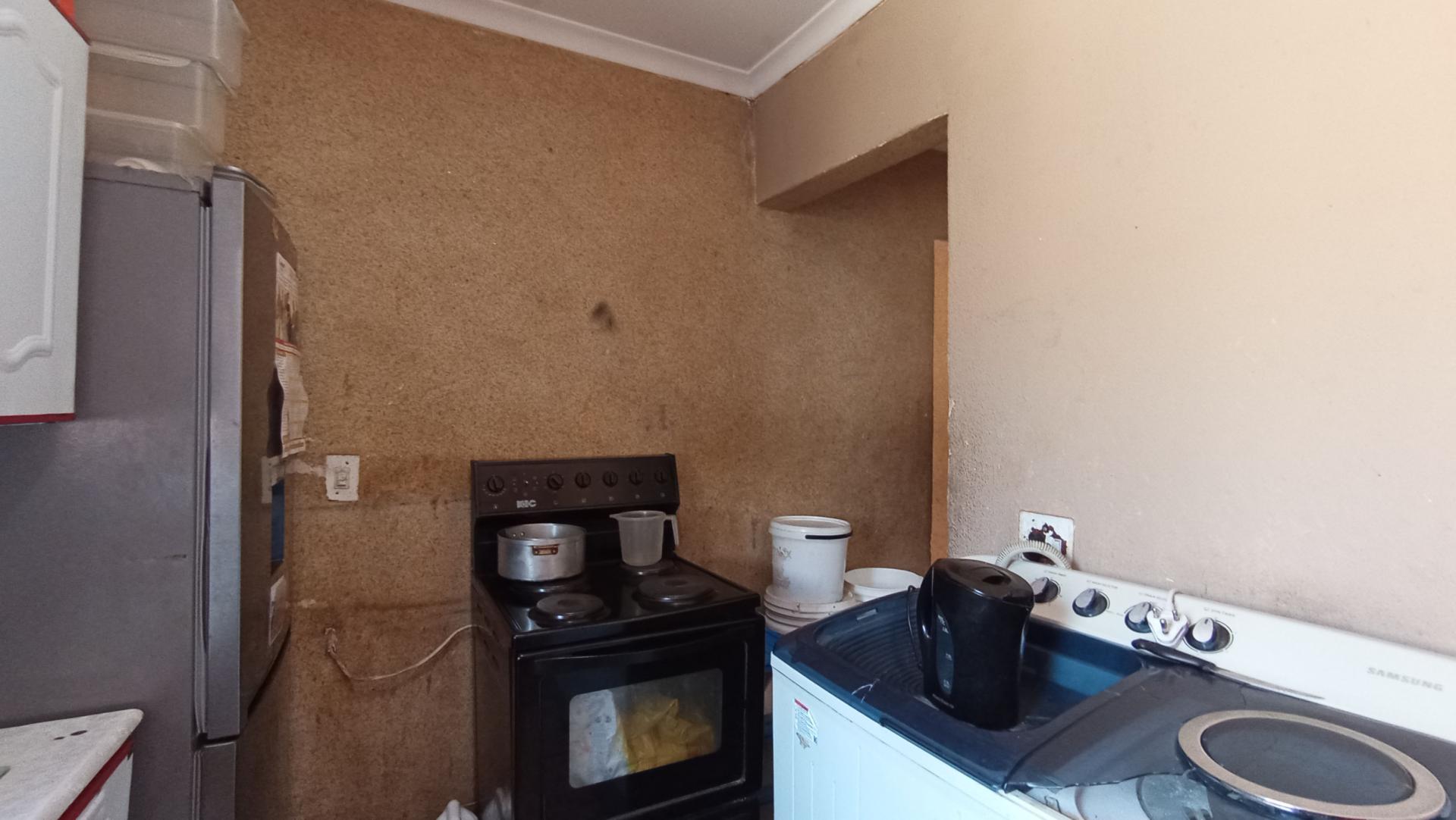 Kitchen - 8 square meters of property in Kaalfontein