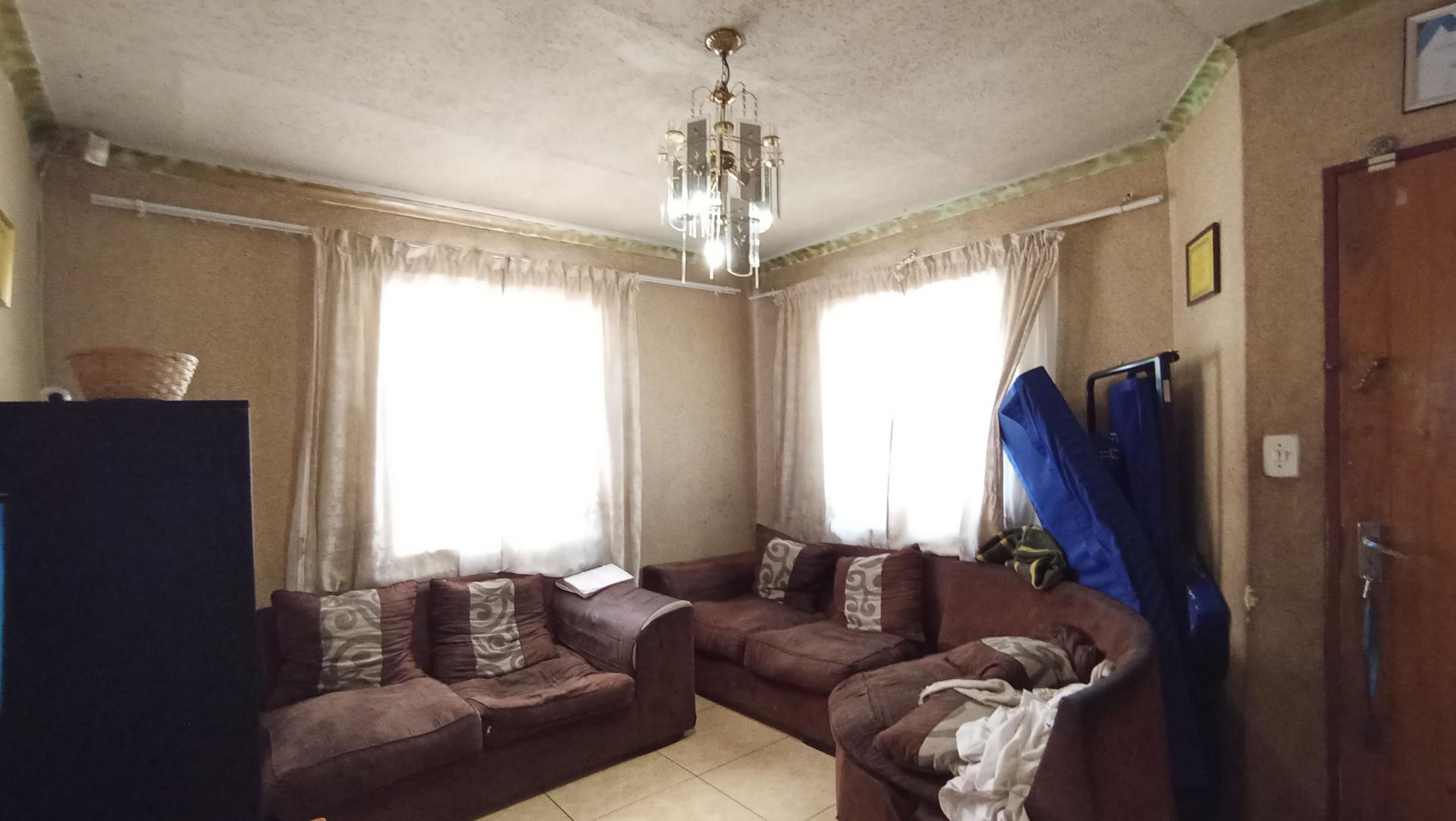 Lounges - 32 square meters of property in Kaalfontein