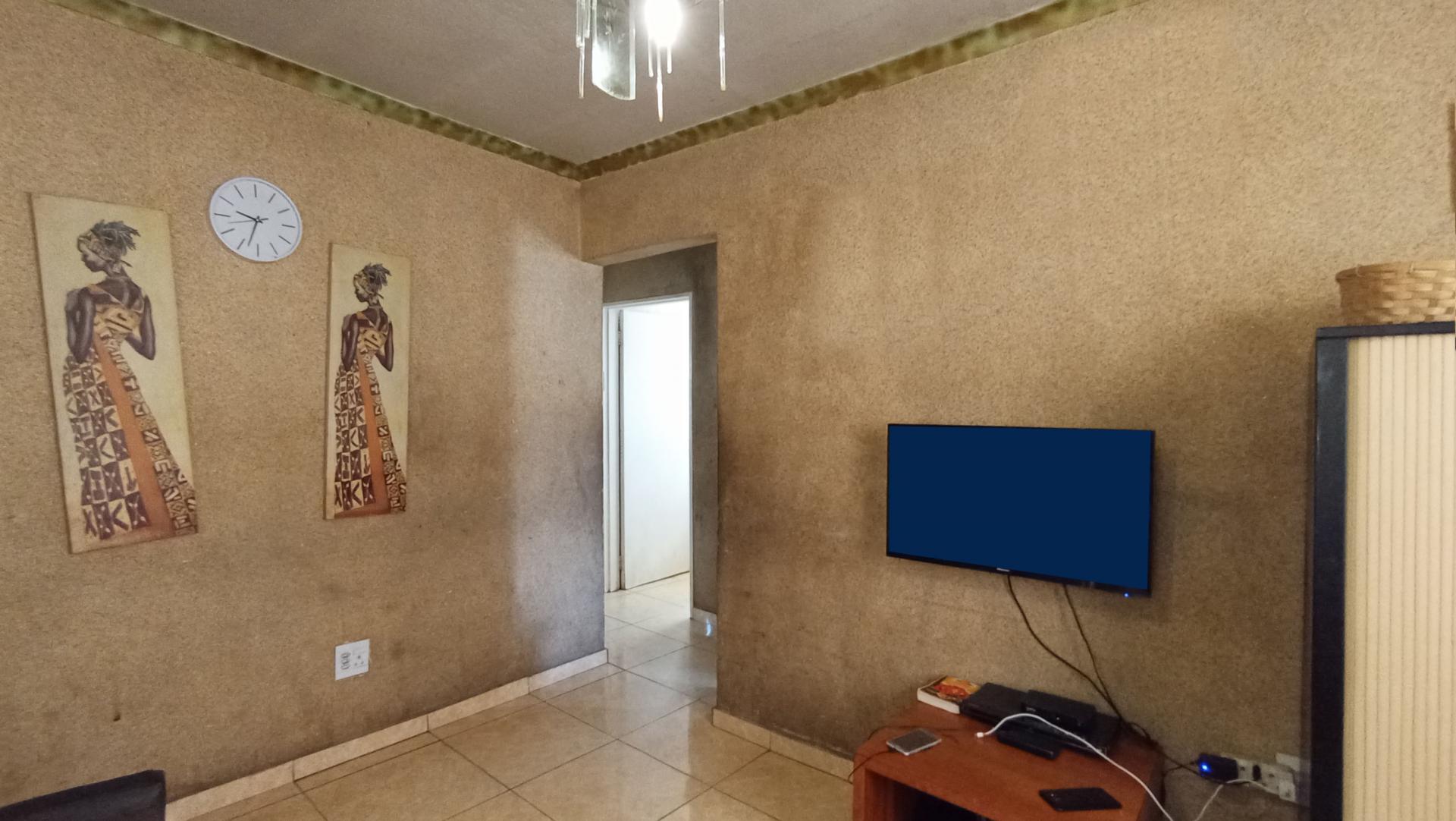 Lounges - 32 square meters of property in Kaalfontein