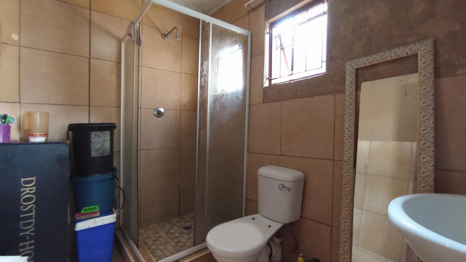Bathroom 1 - 10 square meters of property in Kaalfontein