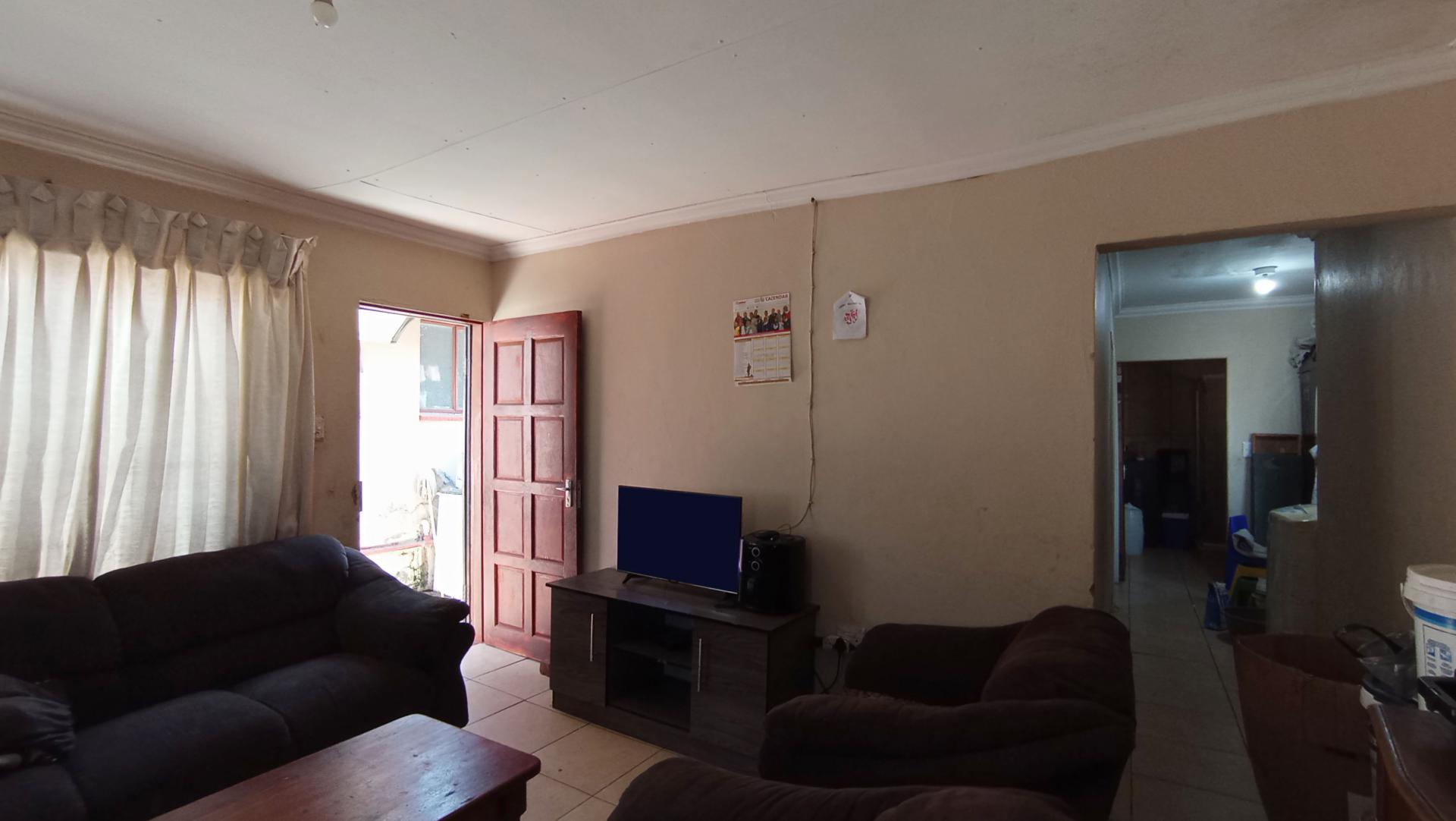 Lounges - 32 square meters of property in Kaalfontein