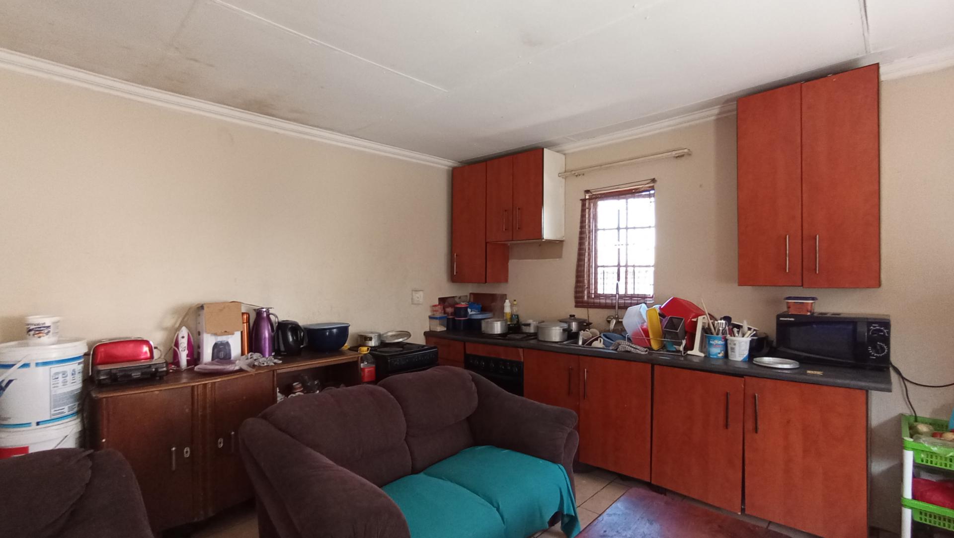 Lounges - 32 square meters of property in Kaalfontein