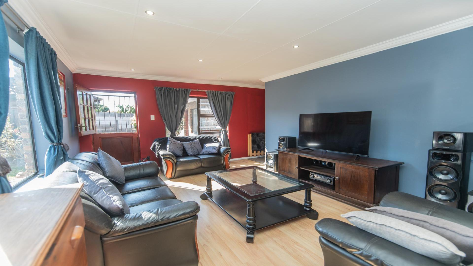 Lounges of property in Springfield