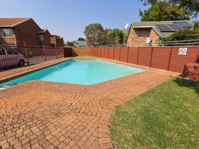 2 Bedroom Simplex for Sale For Sale in Doornpoort - MR692904