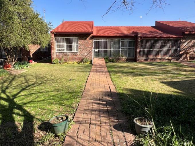 2 Bedroom Retirement Home for Sale For Sale in Roosheuwel - MR692917