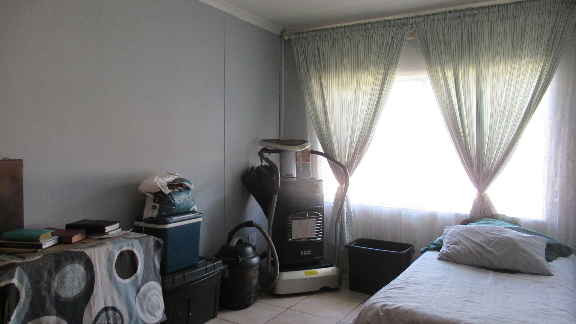 Bed Room 2 - 10 square meters of property in Eldorado Park AH