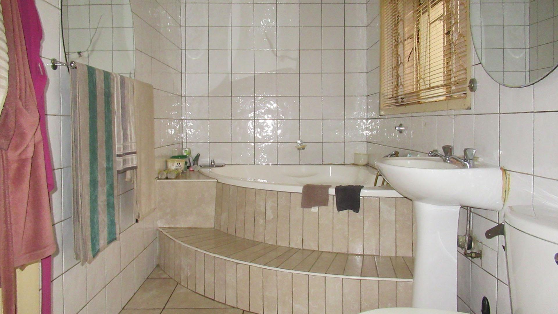 Bathroom 1 - 7 square meters of property in Eldorado Park AH