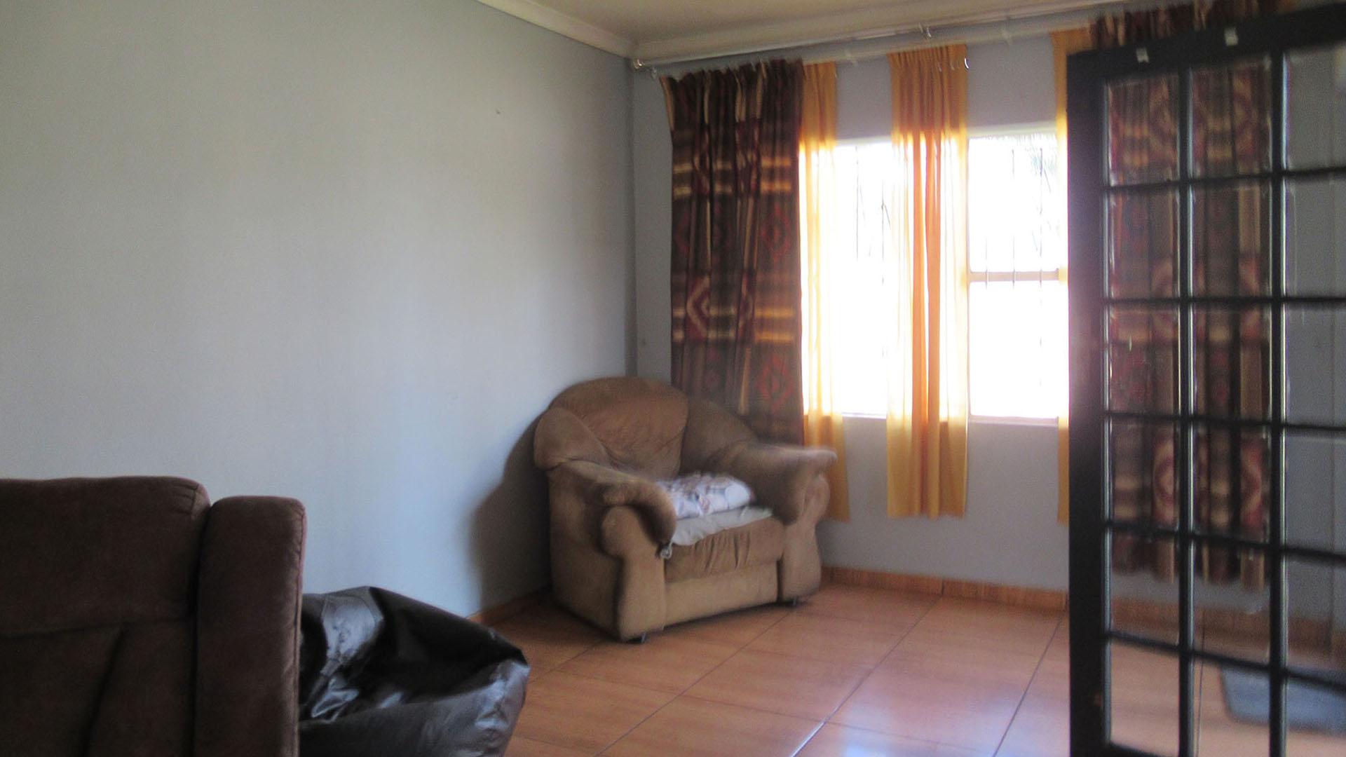 Lounges - 39 square meters of property in Eldorado Park AH