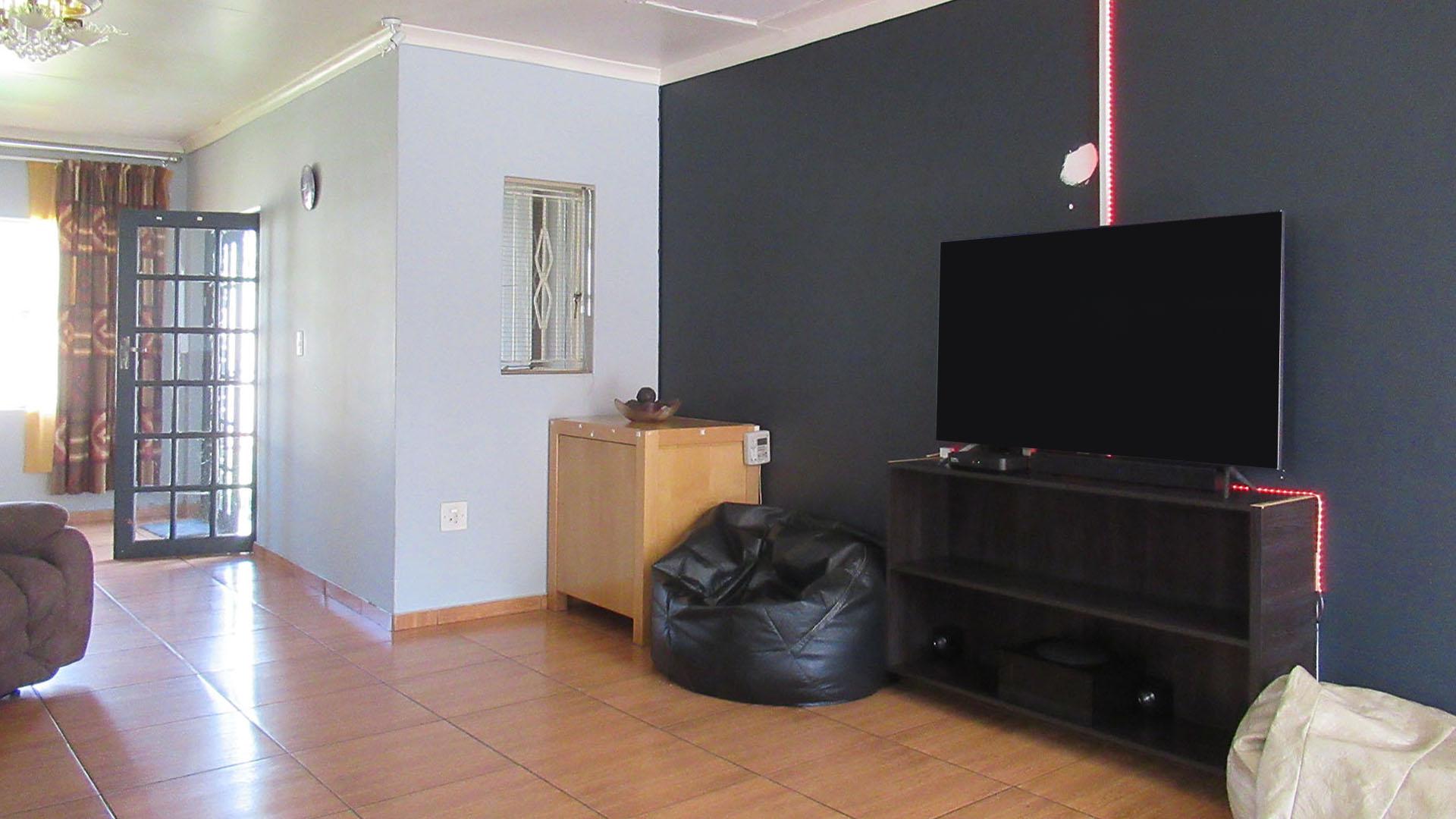Lounges - 39 square meters of property in Eldorado Park AH