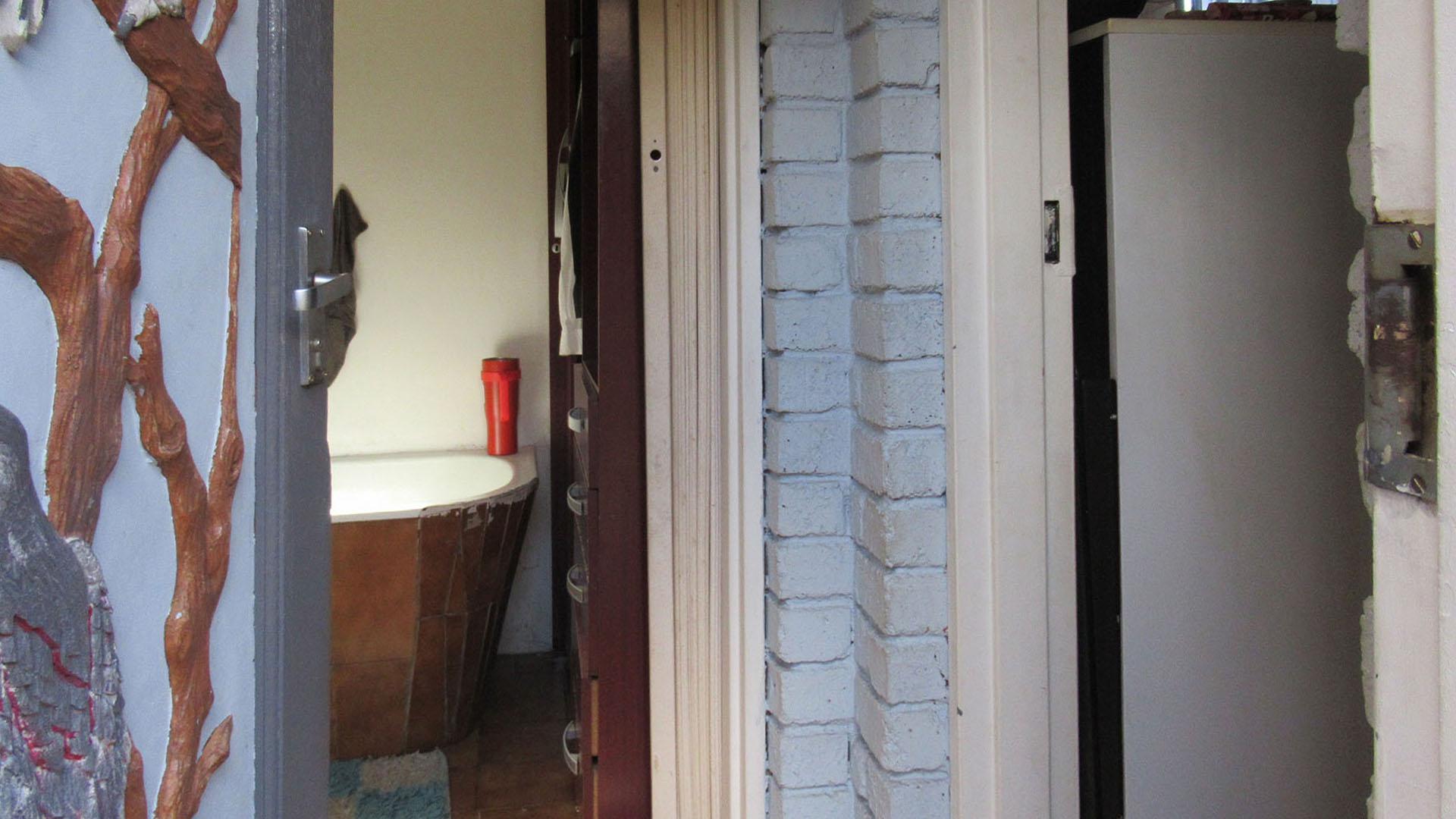 Spaces - 58 square meters of property in Eldorado Park AH