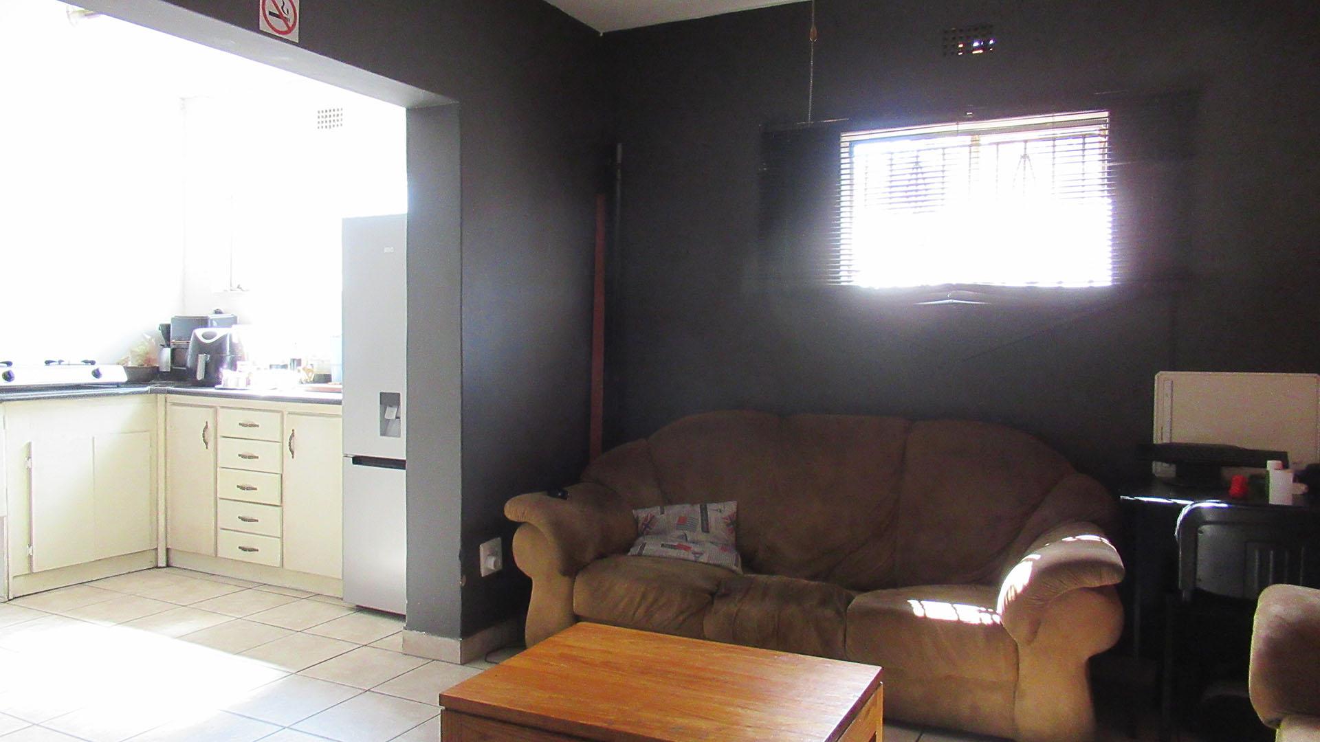 Lounges - 39 square meters of property in Eldorado Park AH
