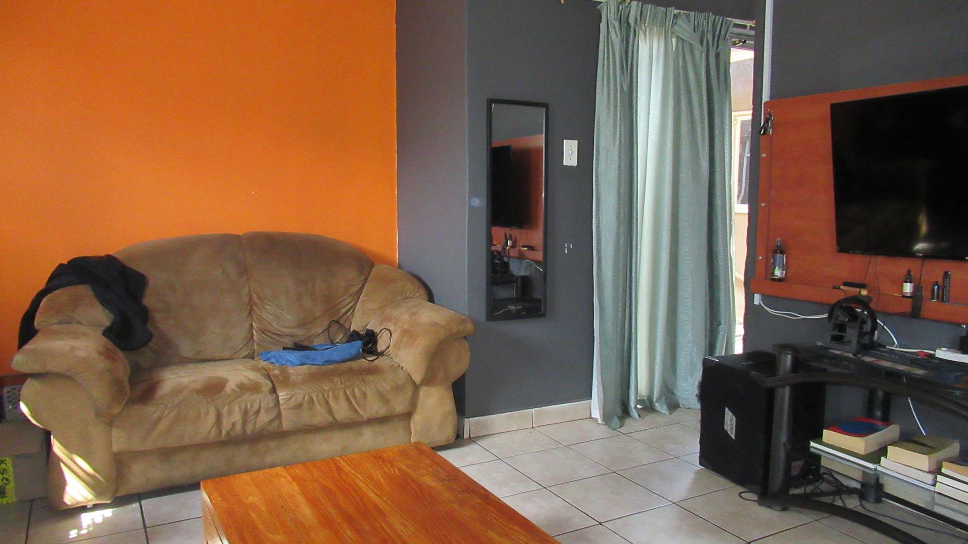 Lounges - 39 square meters of property in Eldorado Park AH