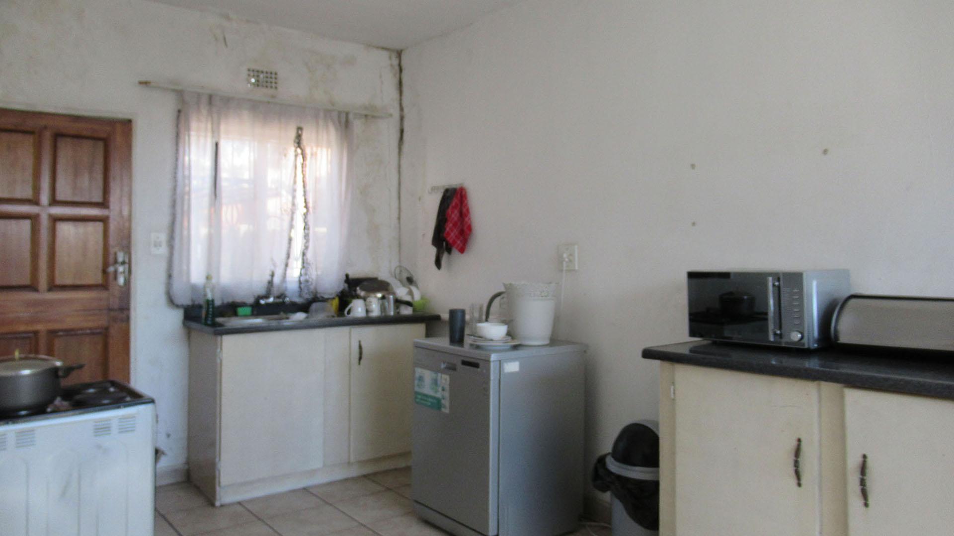 Kitchen - 34 square meters of property in Eldorado Park AH