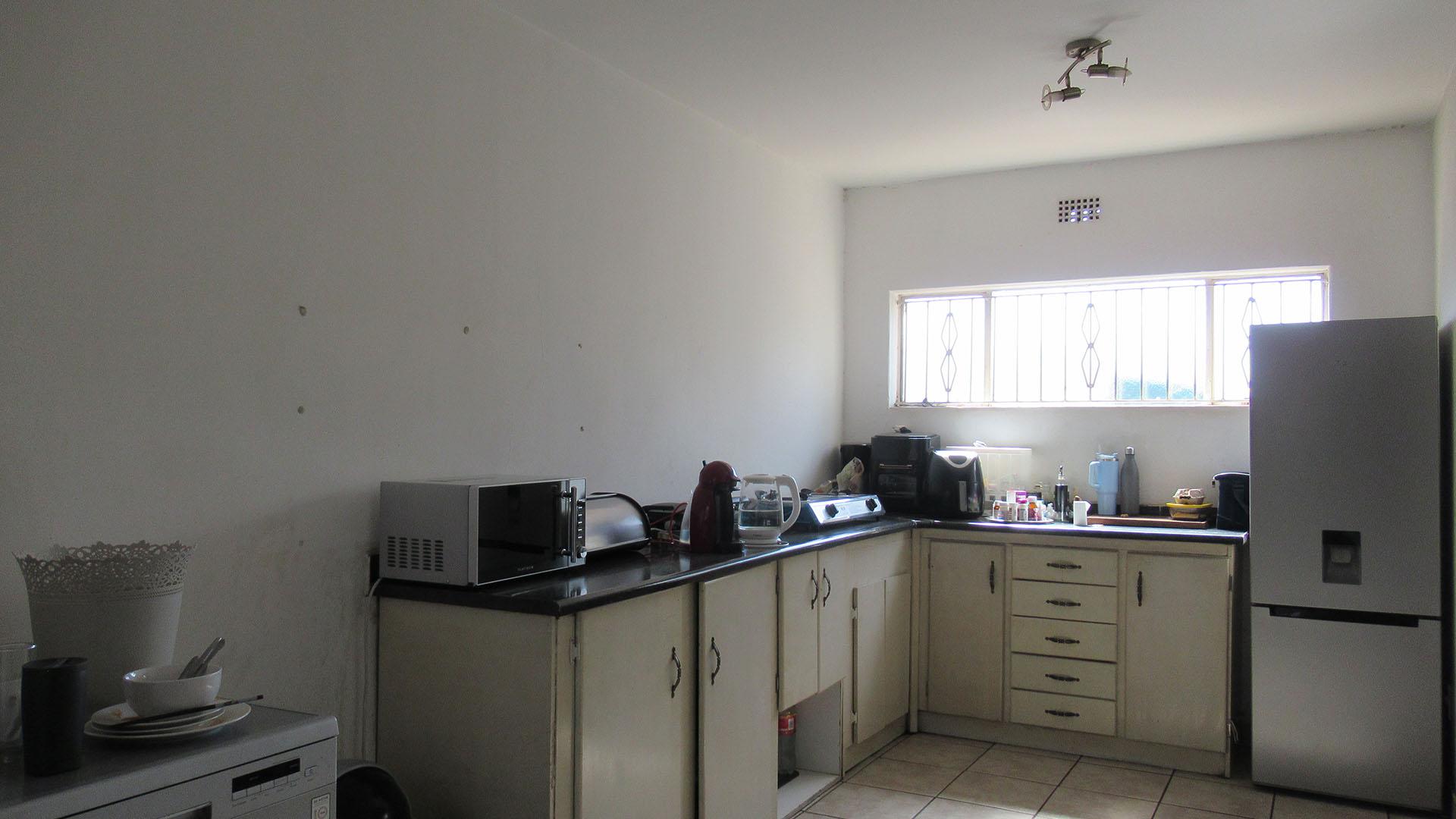 Kitchen - 34 square meters of property in Eldorado Park AH