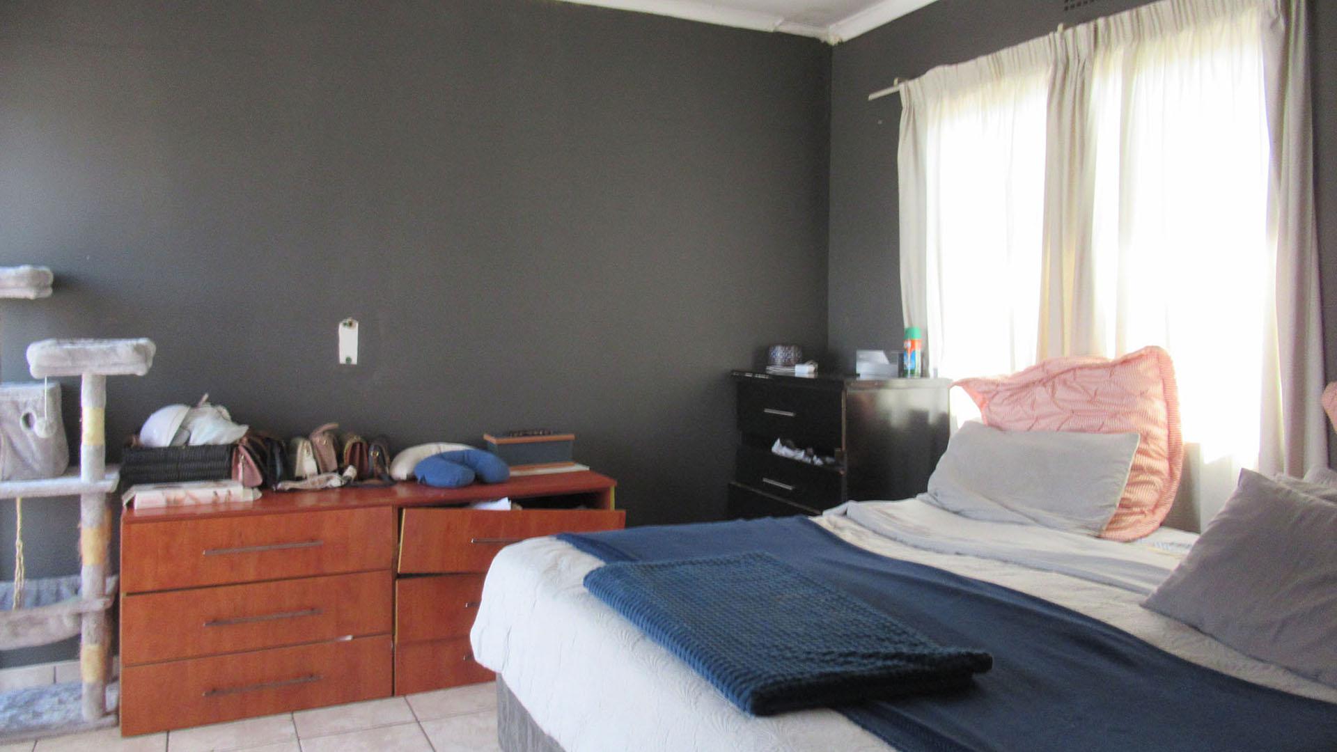 Bed Room 4 - 11 square meters of property in Eldorado Park AH