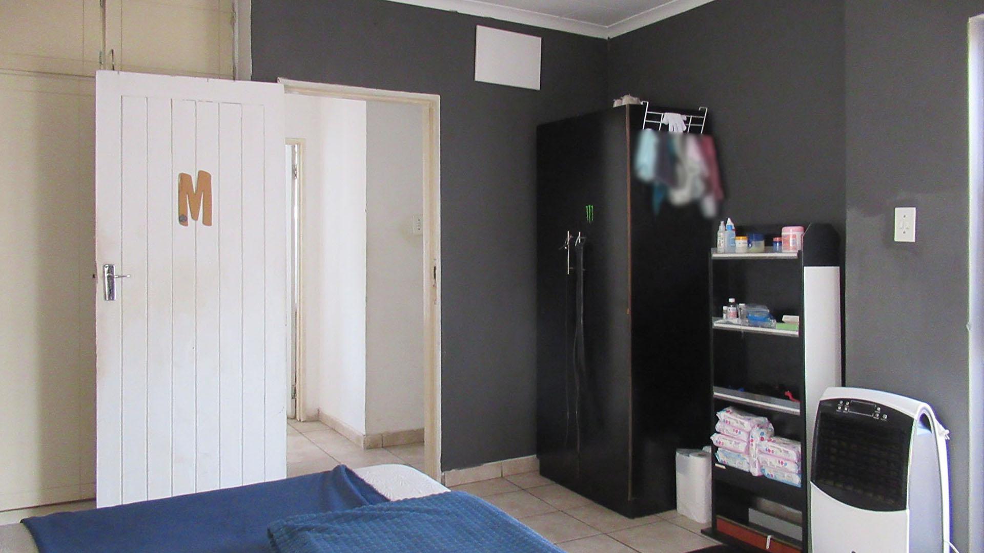 Bed Room 4 - 11 square meters of property in Eldorado Park AH