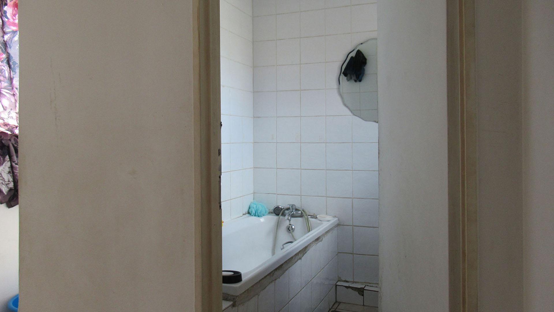 Spaces - 58 square meters of property in Eldorado Park AH