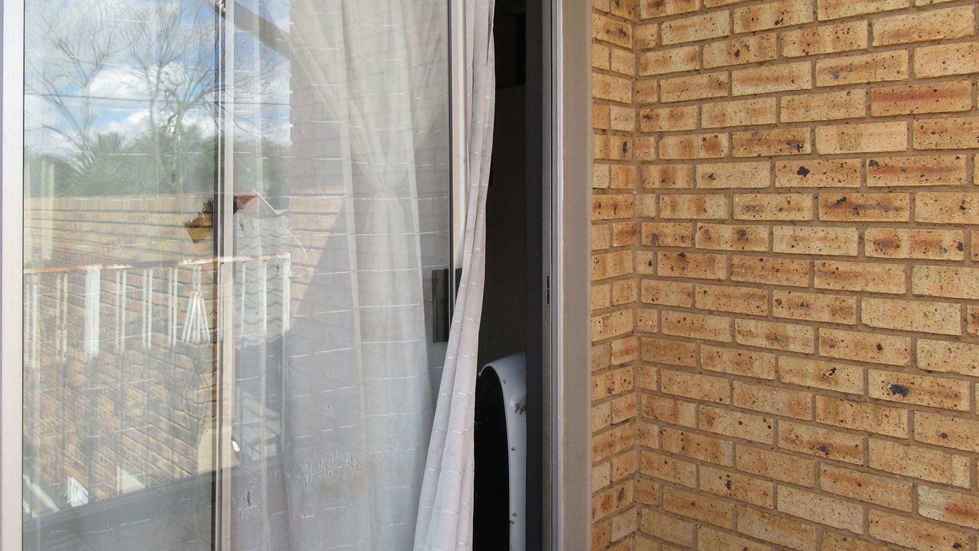 Balcony - 4 square meters of property in Eldorado Park AH
