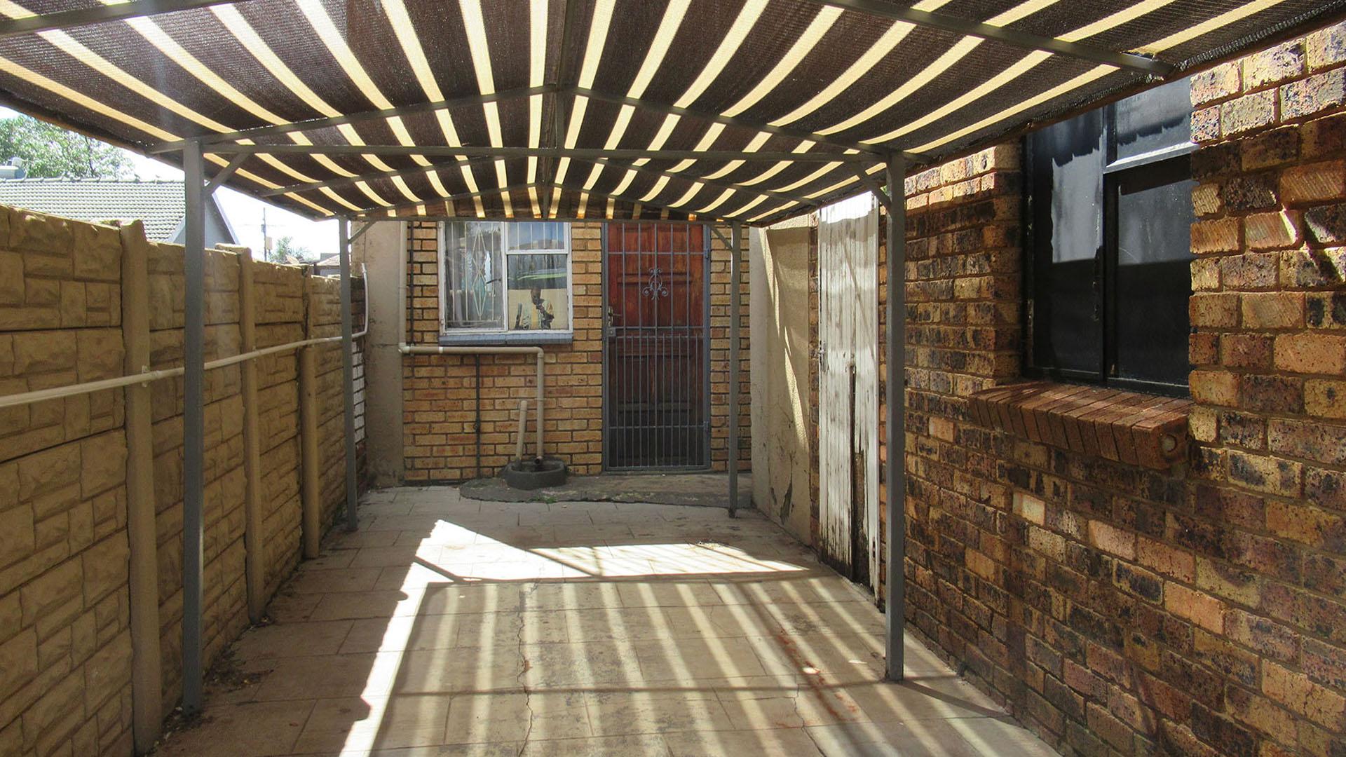 Spaces - 58 square meters of property in Eldorado Park AH