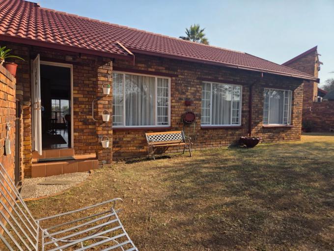 3 Bedroom Simplex for Sale For Sale in South Crest - MR692961