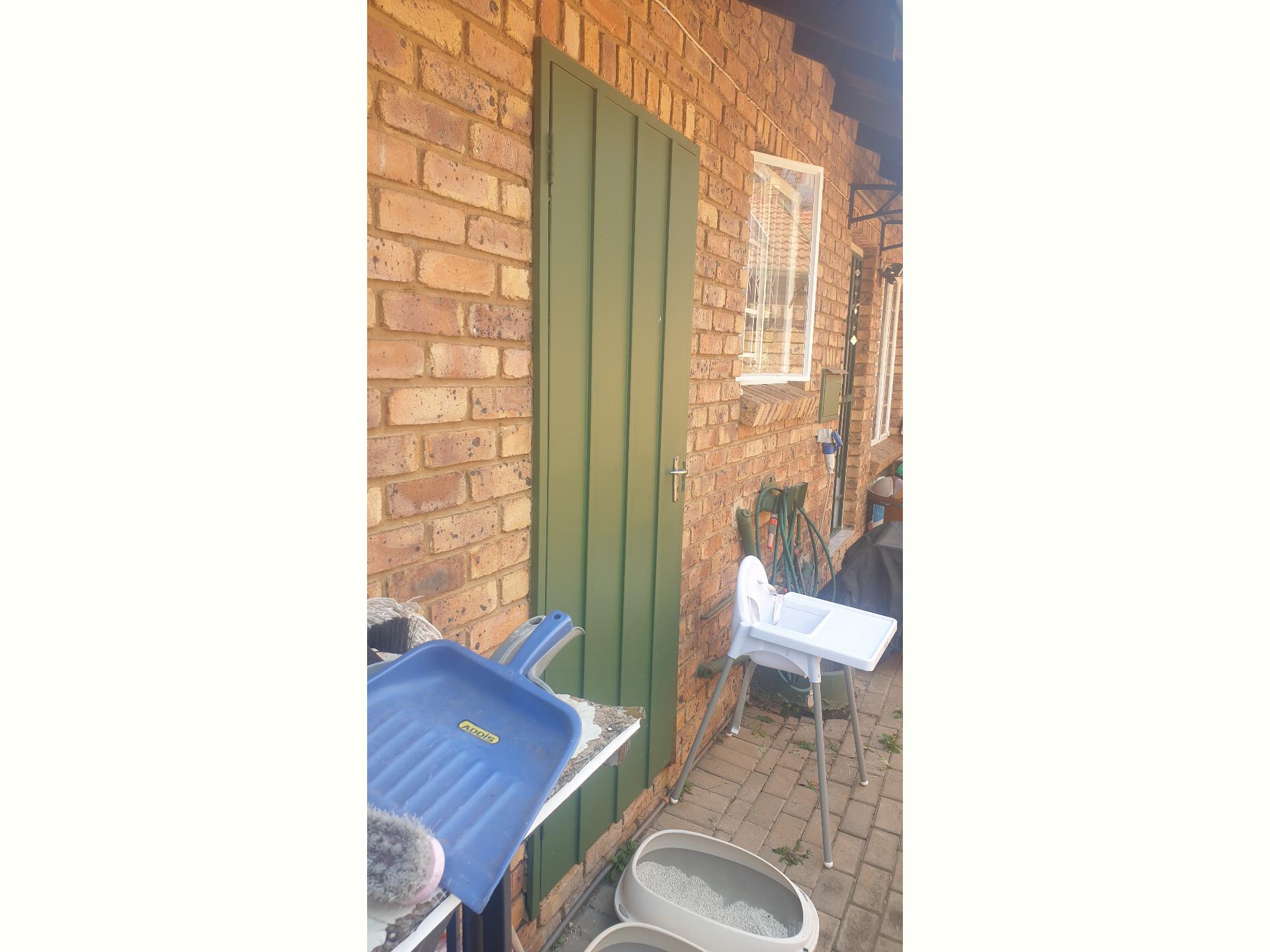  of property in Rooihuiskraal North