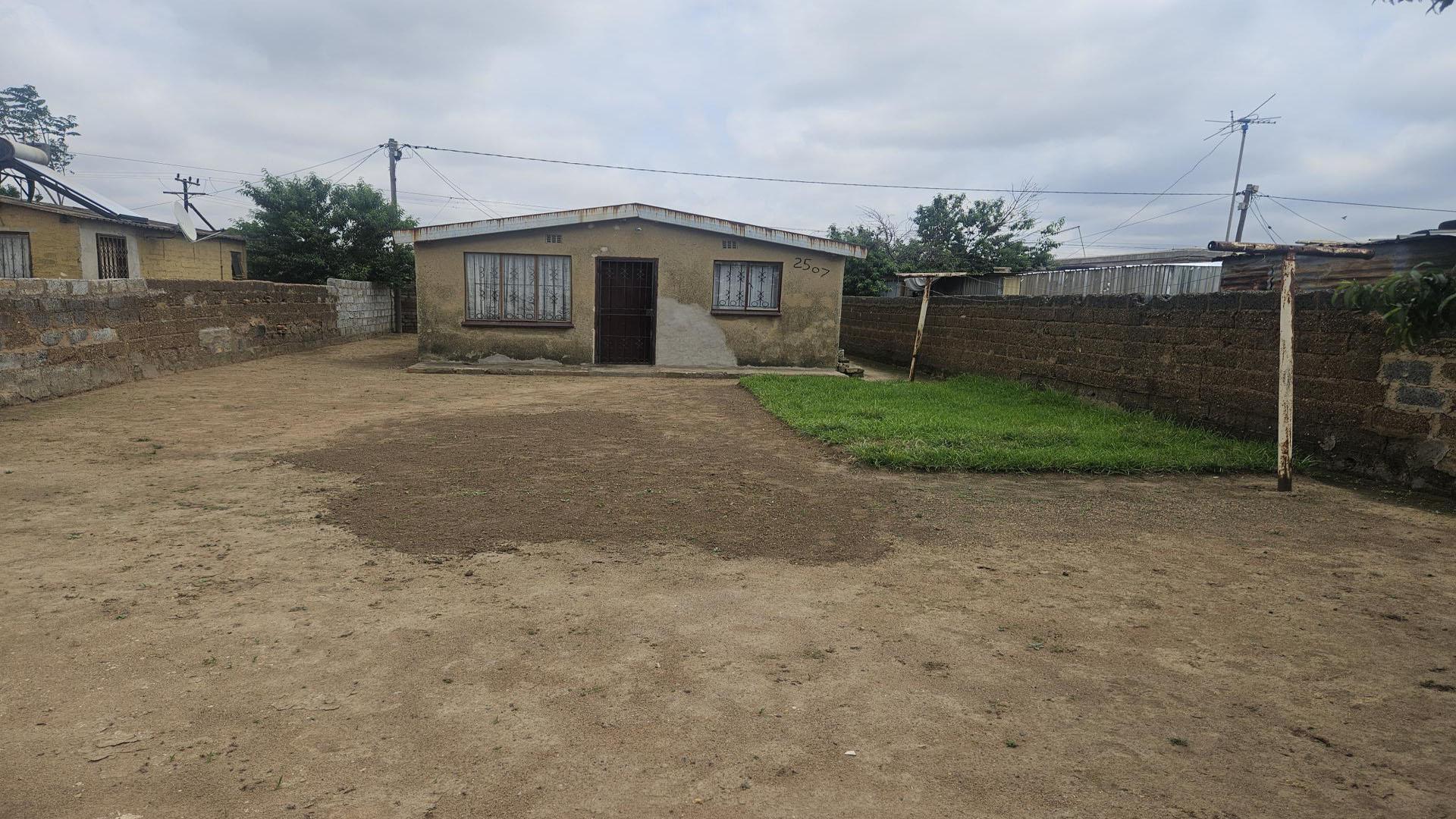 Front View of property in Mayfield