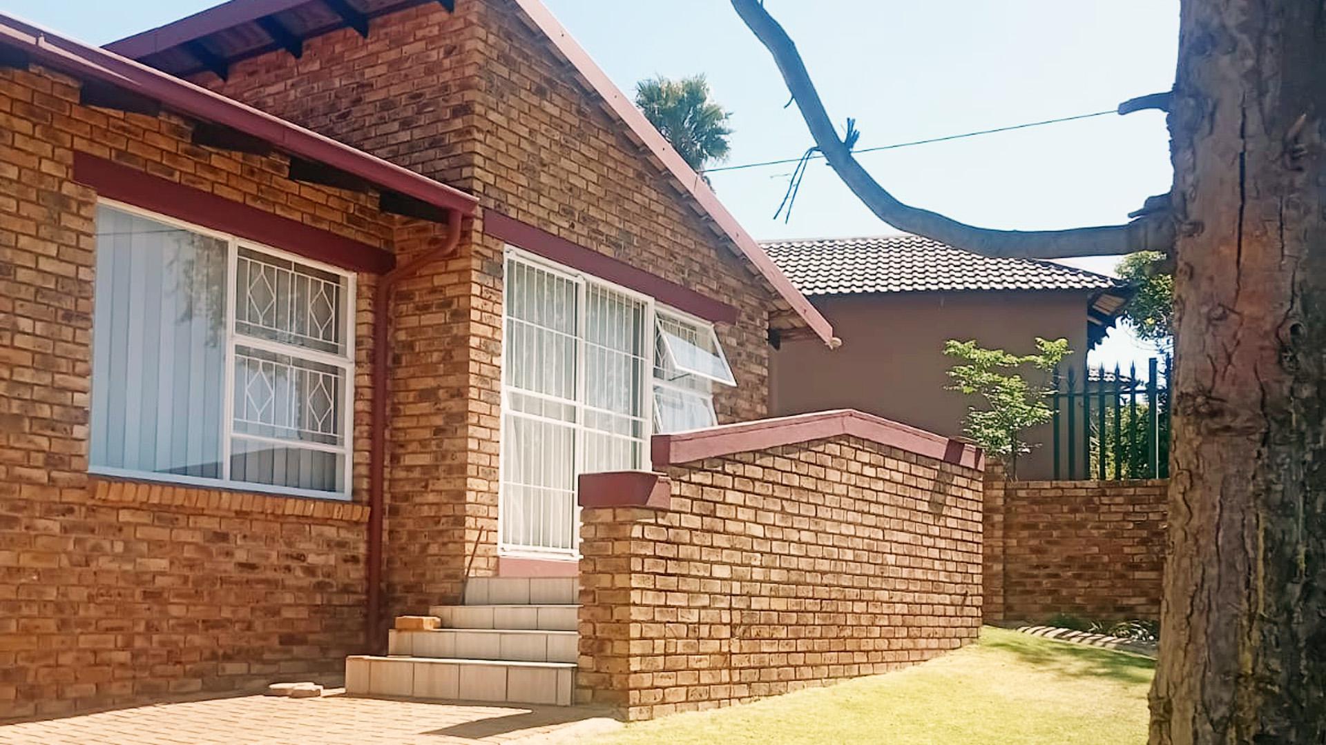 Front View of property in Noordheuwel